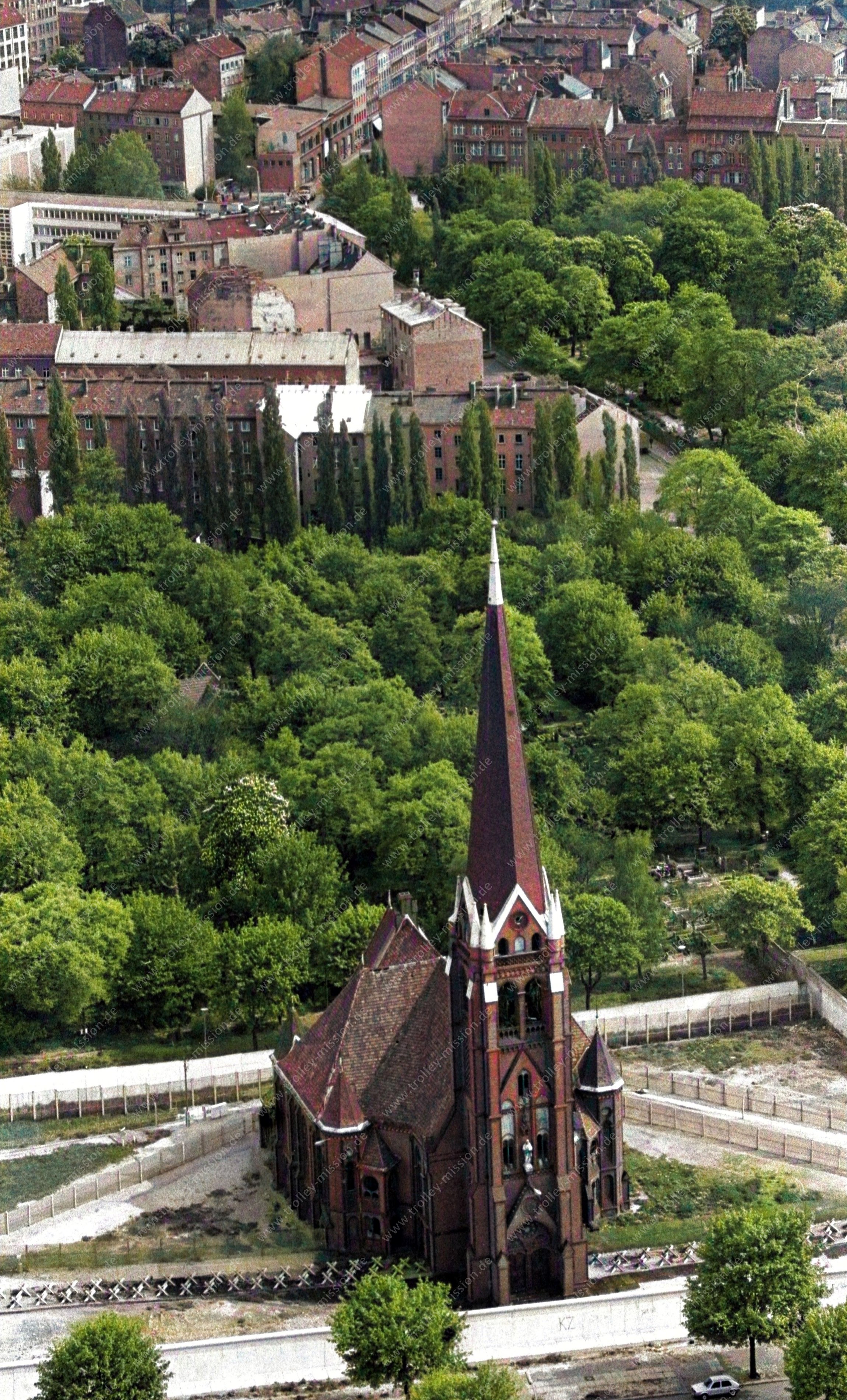 Das Luftbild zeigt die Versöhnungskirche in der Bernauer Straße im Bezirk Berlin-Mitte am 12. Mai 1982.