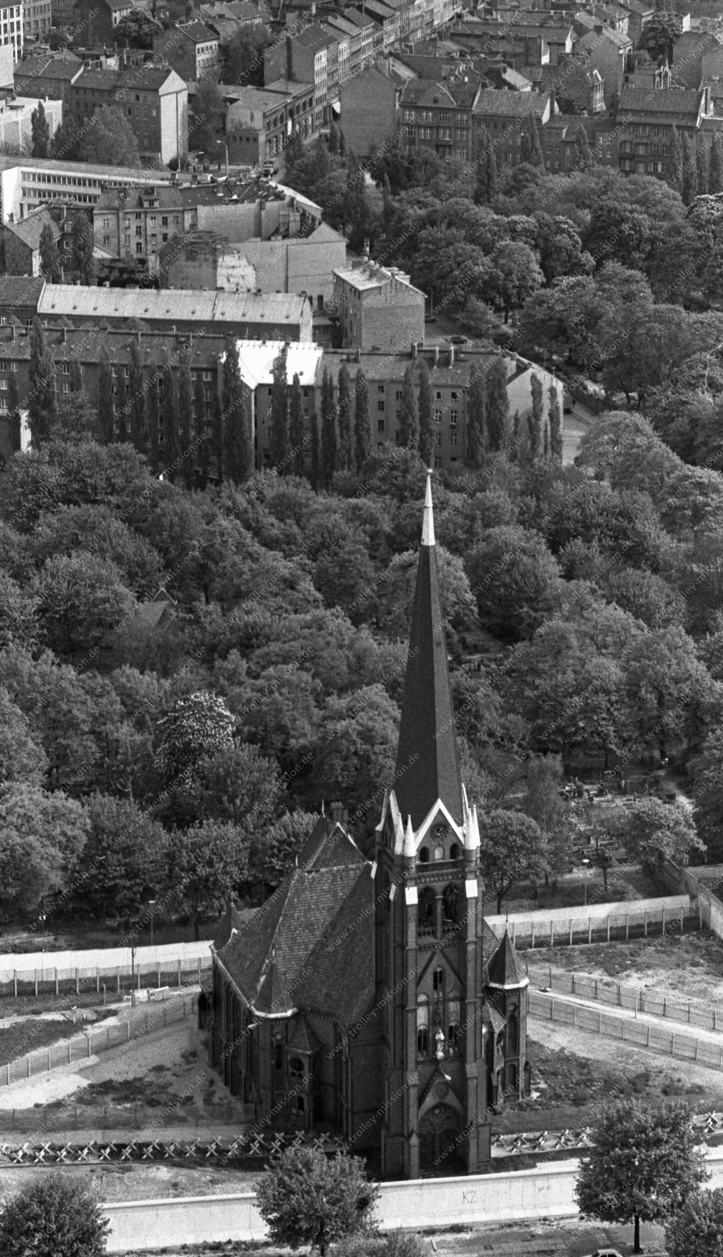 Berlin Luftaufnahme Versöhnungskirche in der Bernauer Straße vom 12. Mai 1982