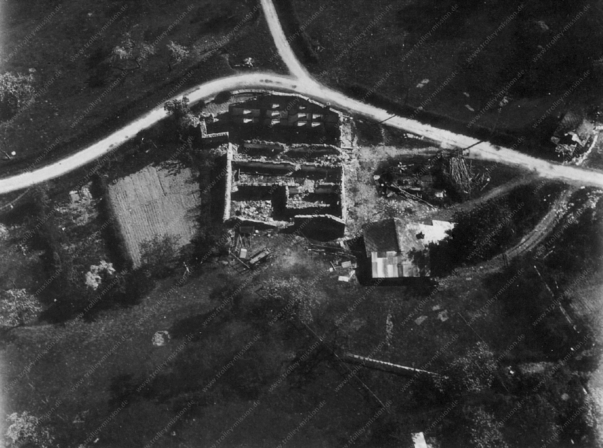 Unbekanntes Luftbild Feldweg mit zerstörtem Haus
