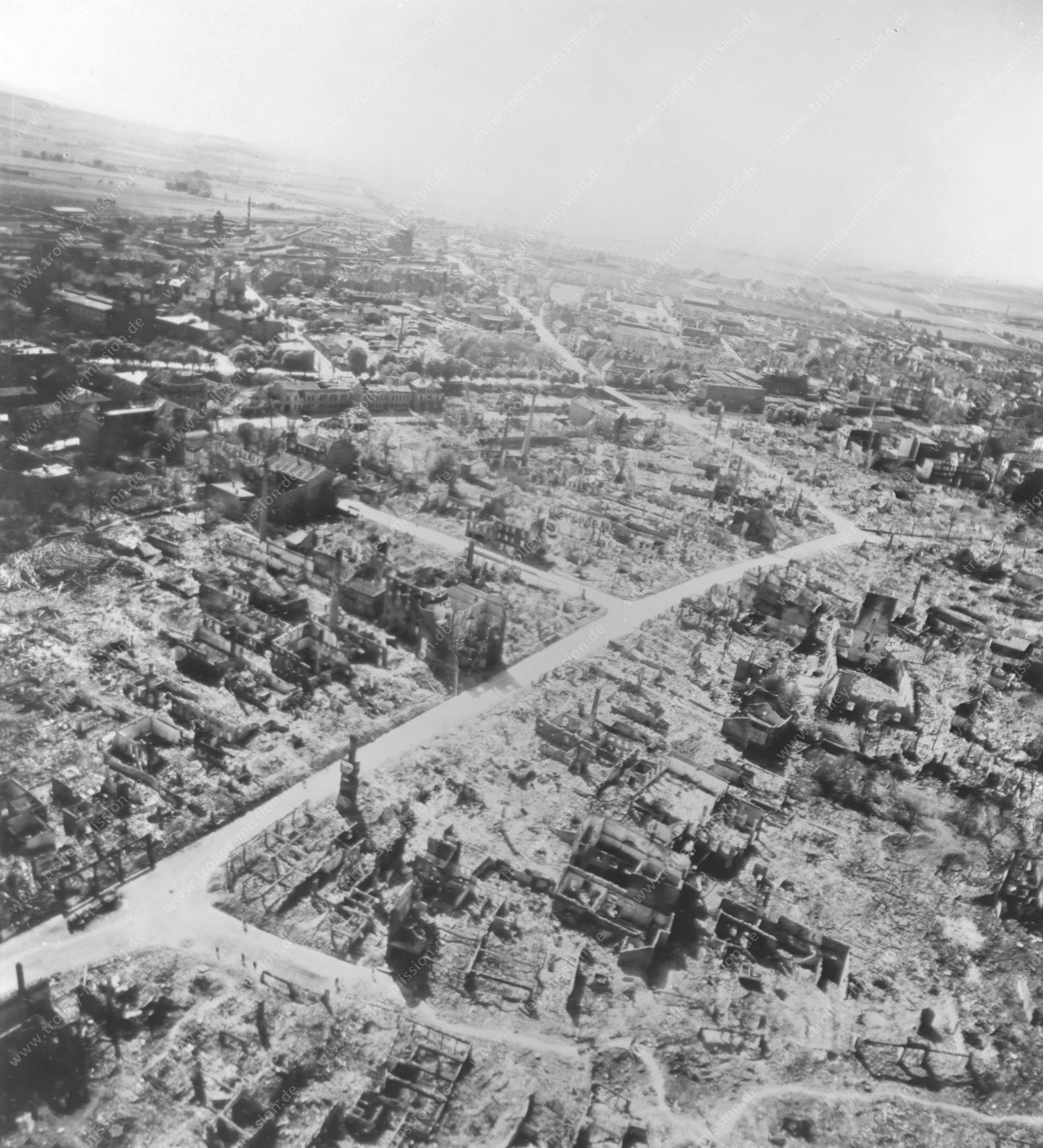 Nordhausen Neustadtstraße in Schutt und Trümmern 1945 - Luftbild der zerstörten Innenstadt