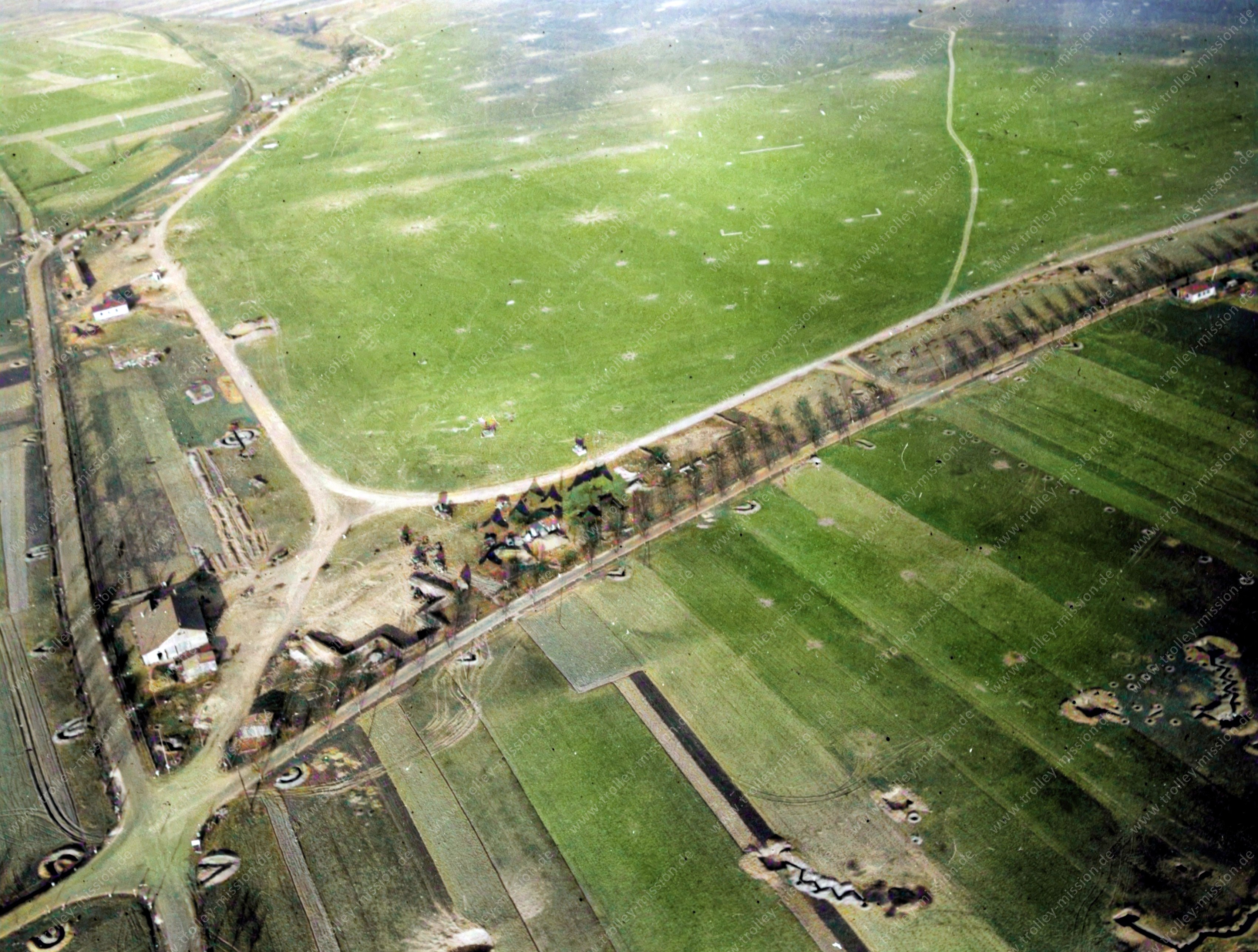 Nachkolorierte Luftaufnahme Fliegerhorst Mendig