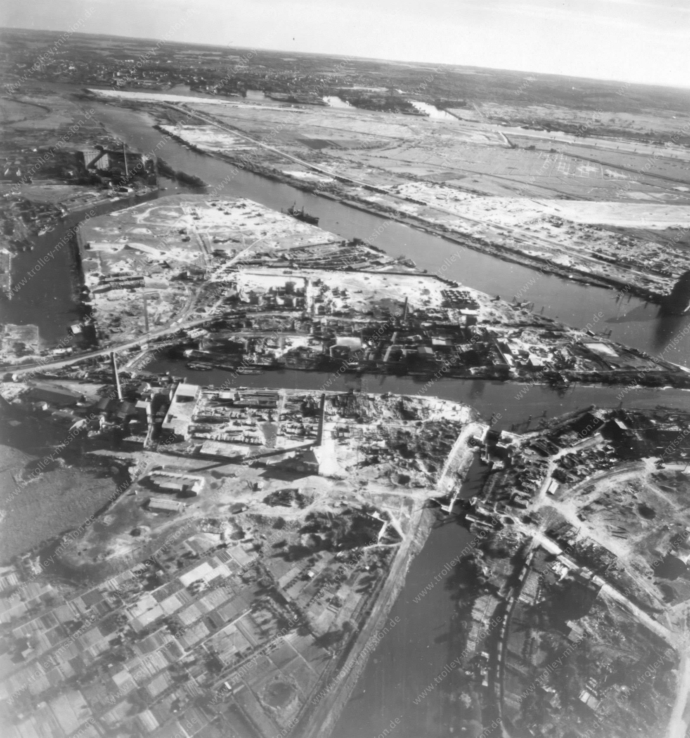 Luftbild Hamburg-Wilhelmsburg 1945 mit Blick auf den Reiherstieg und Schmidt-Kanal sowie die Alte Schleuse am Vering-Kanal