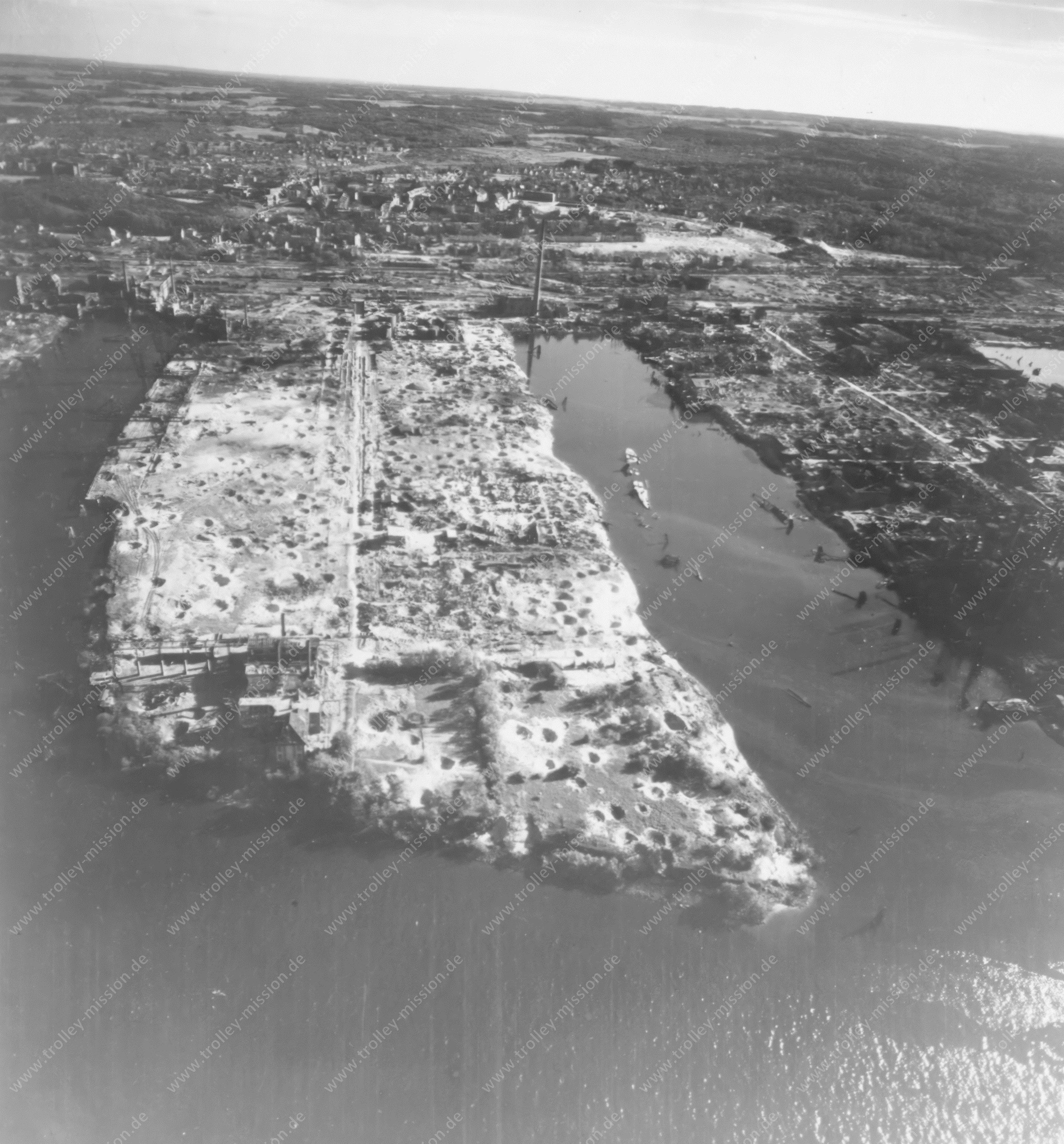 Harburger Hafen - Luftaufnahme von 1945 mit der Überlandzentrale Harburg-Wilhelmsburg