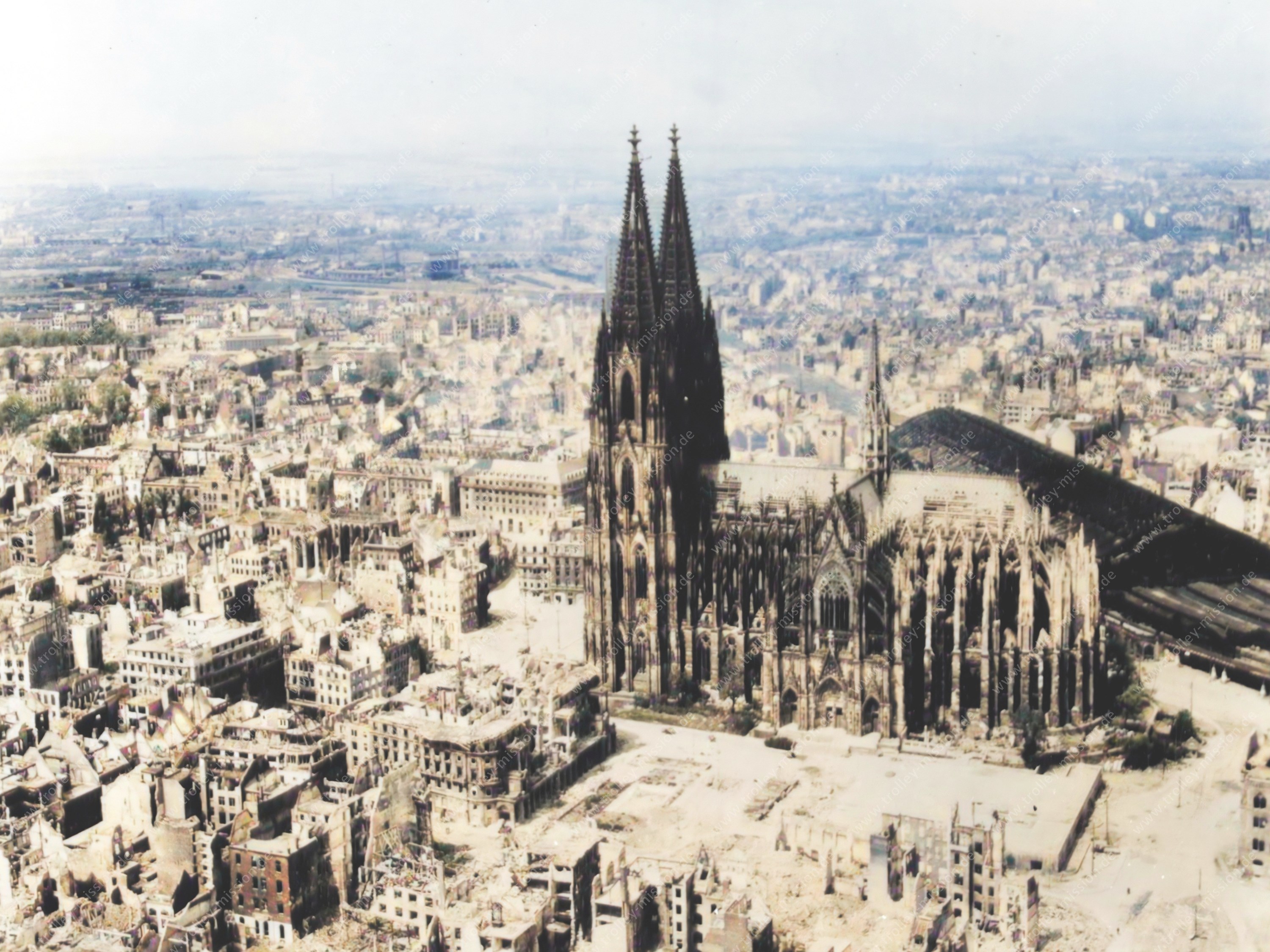 Luftbild aus dem Zweiten Weltkrieg vom Kölner Dom und Kölner Hauptbahnhof