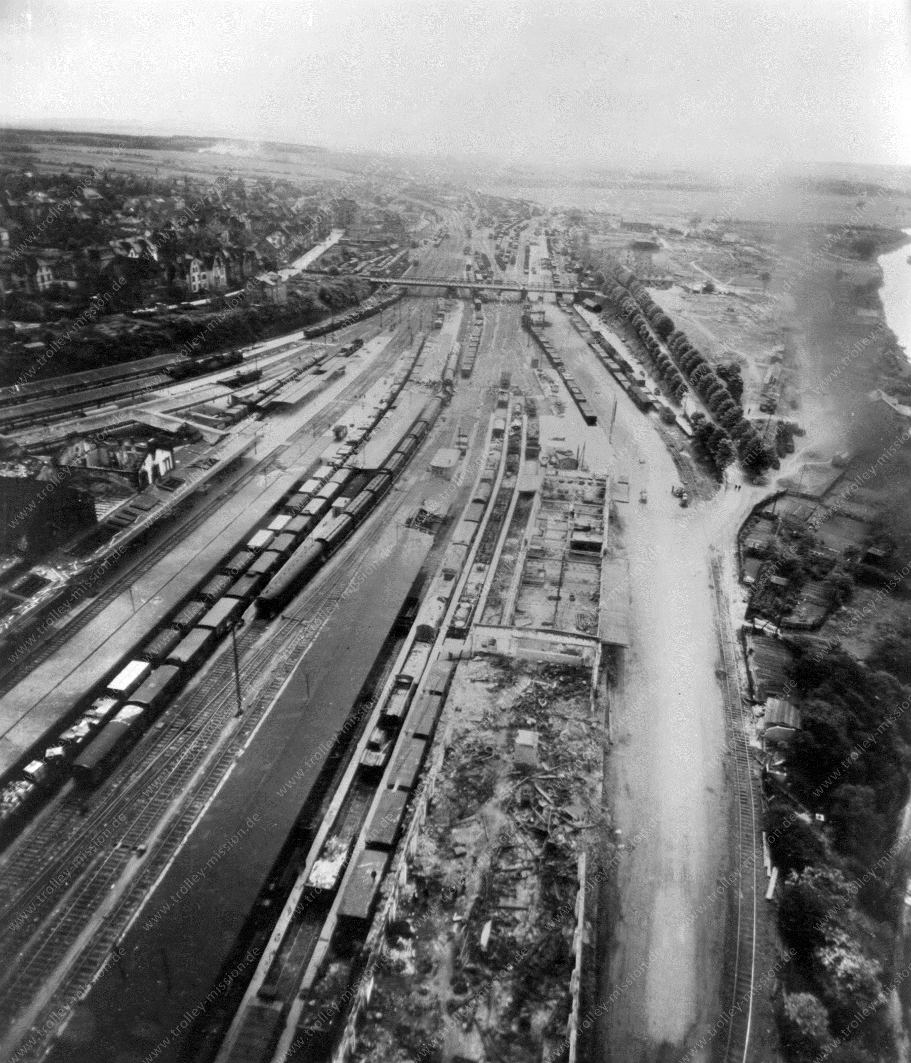 Bahnhof Gießen entlang der Lahnstraße sowie Margaretenhütte - Luftbildserie im Tiefflug nach dem Zweiten Weltkrieg 1945
