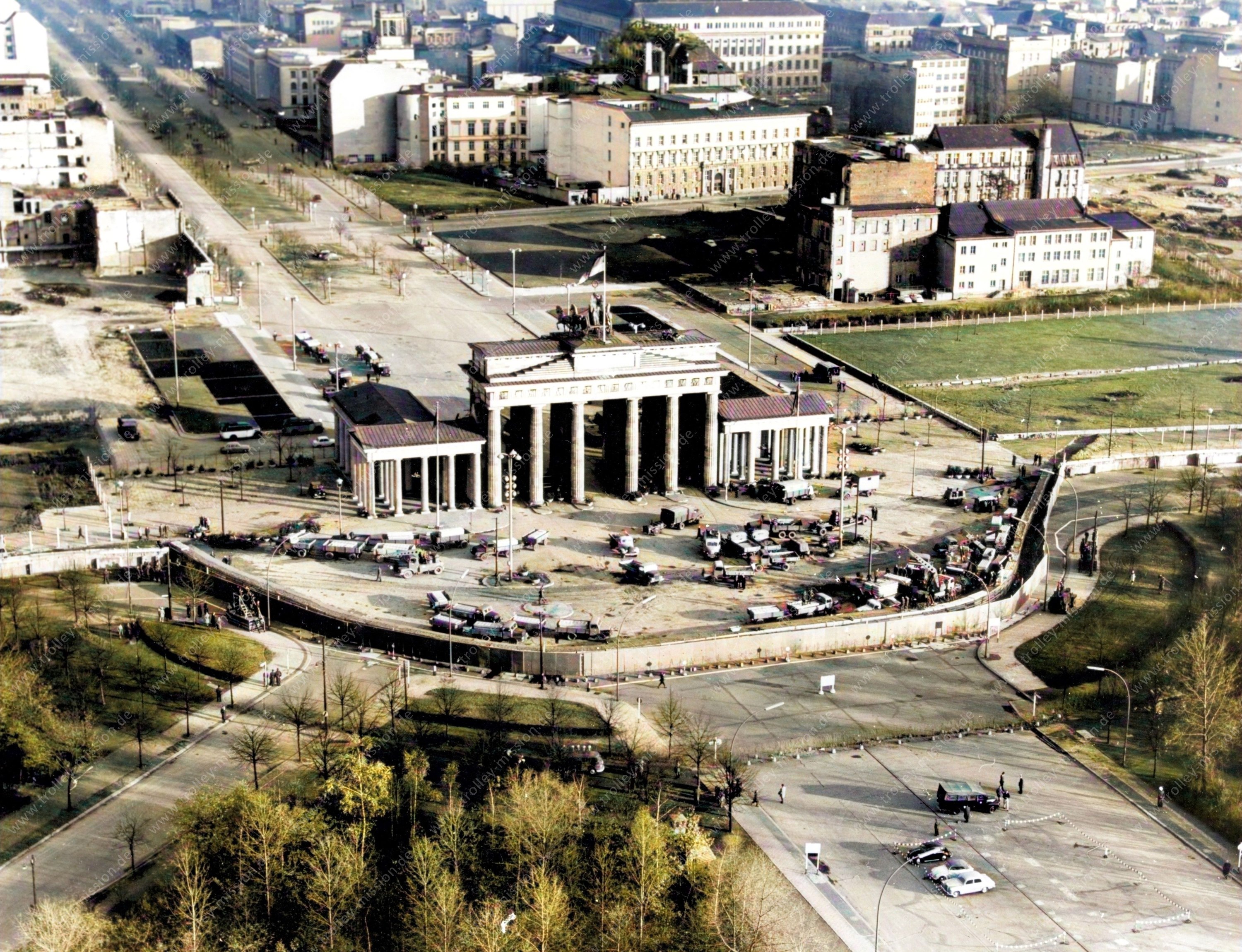 Am 30. November 1961, als diese Luftaufnahme gemacht wurde, ist eine Vielzahl an Baufahrzeugen und Bauarbeitern vor dem Brandenburger Tor damit beschäftigt, eine überdurchschnittlich breite Panzermauer auf dem Pariser Platz zu betonieren.