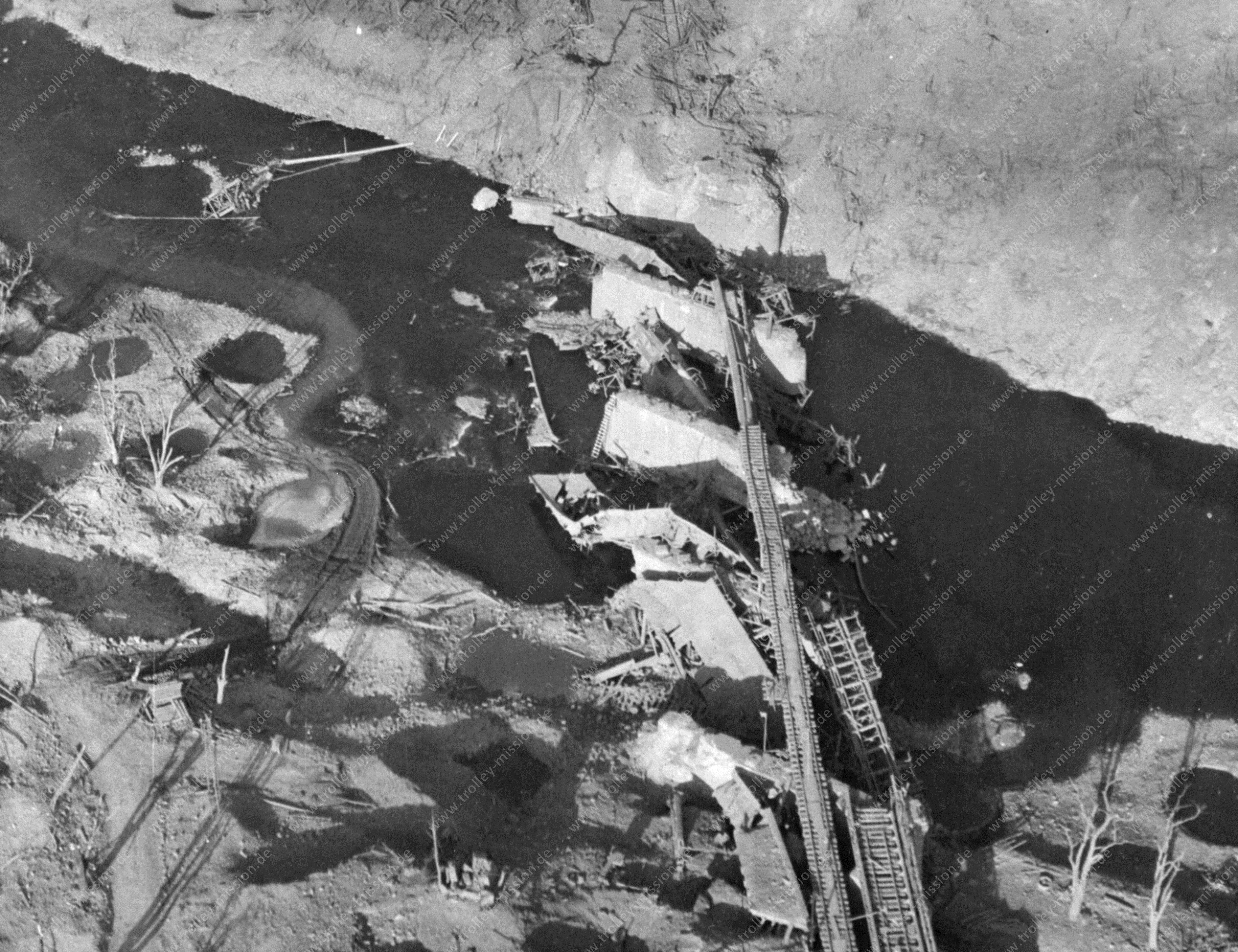Unbekanntes Luftbild: Zerstörte Eisenbahnbrücke im Zweiten Weltkrieg (USASC-122)