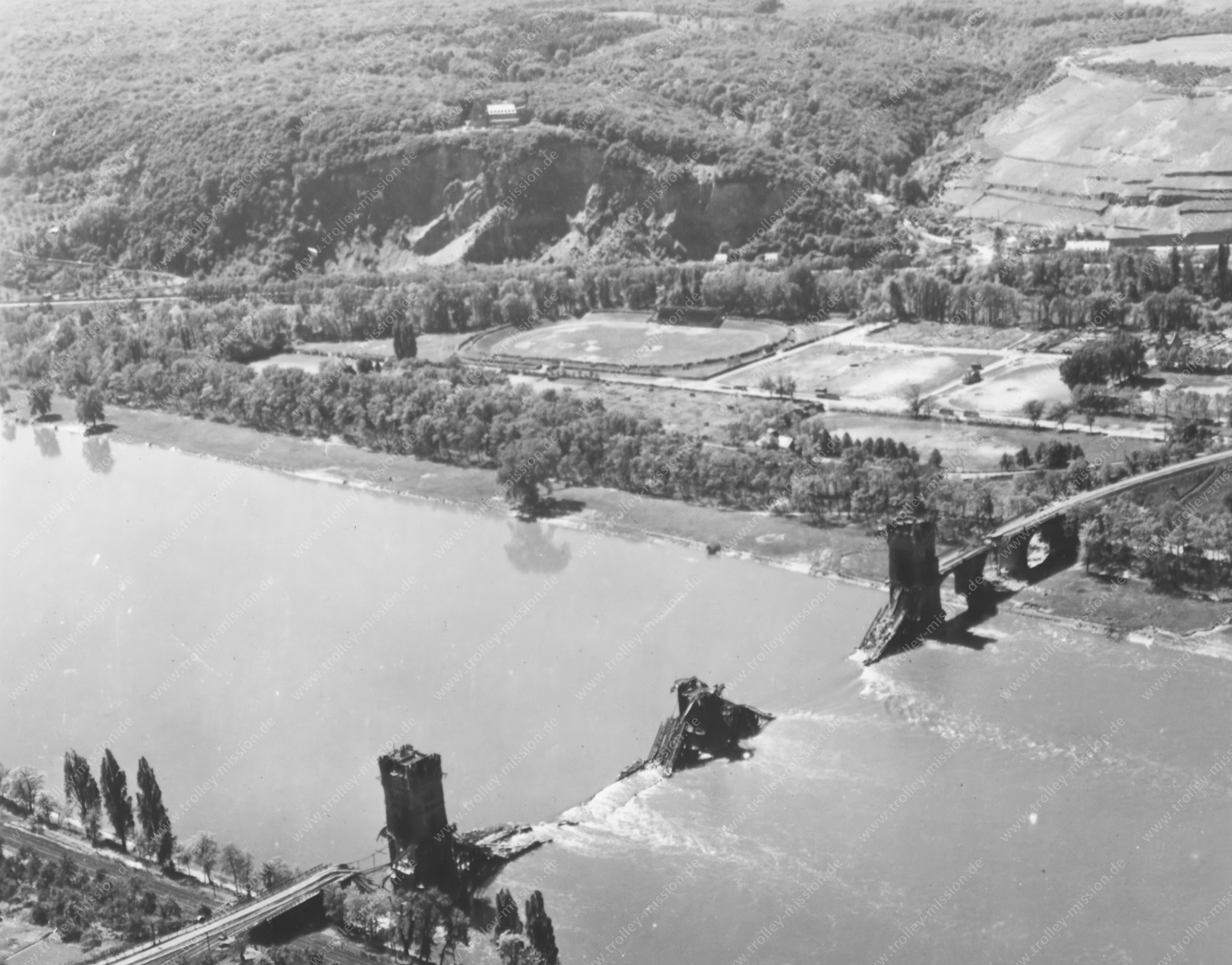 Altes Foto aus dem Zweiten Weltkrieg - Horchheimer Eisenbahnbrücke mit Berghotel auf dem Rittersturz und Fußballstadion Oberwerth