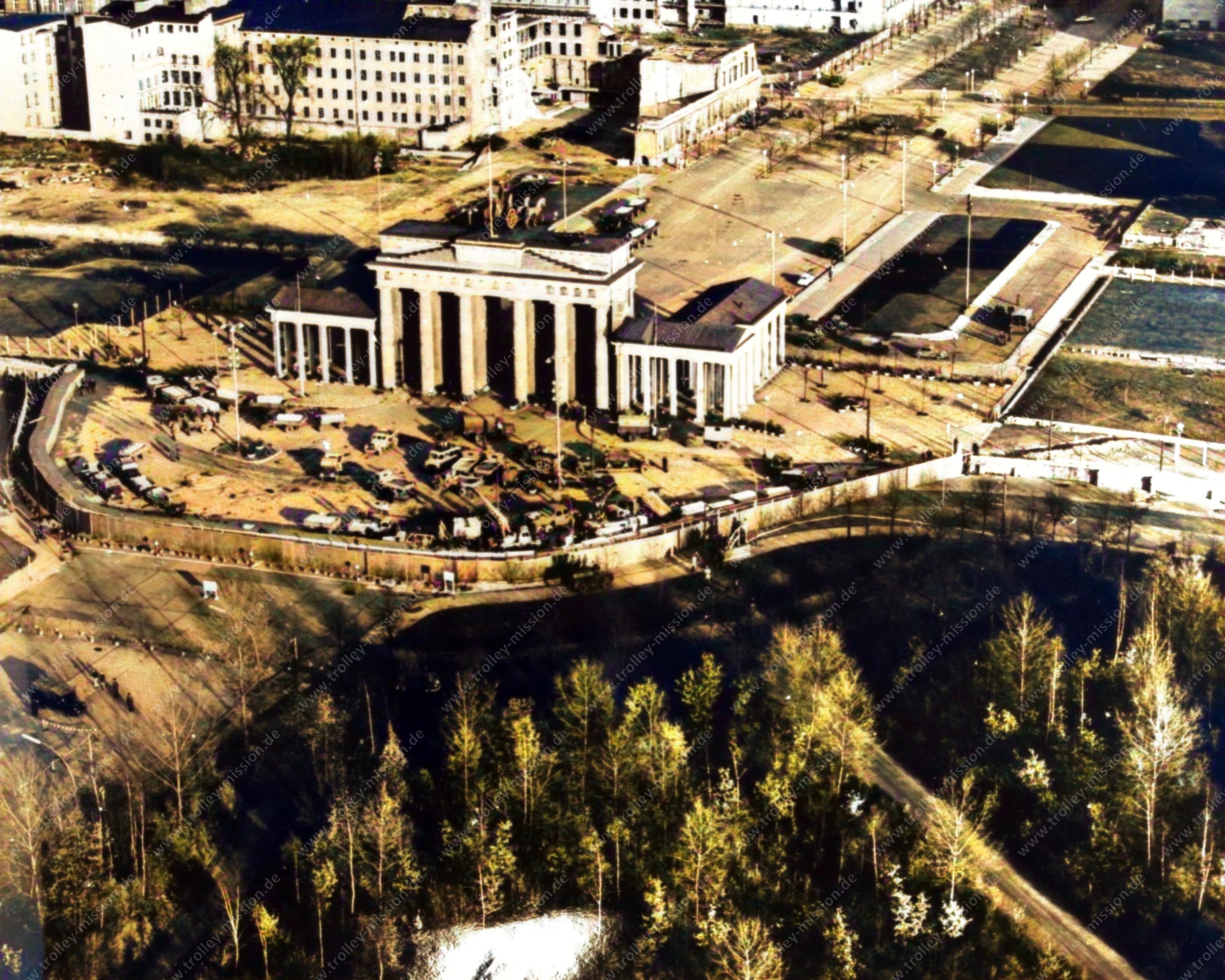Am 30. November 1961, als dieses Luftbild gemacht wurde, ist eine Vielzahl an Baufahrzeugen und Bauarbeitern vor dem Brandenburger Tor damit beschäftigt, eine überdurchschnittlich breite Panzermauer auf dem Pariser Platz einzubetonieren.