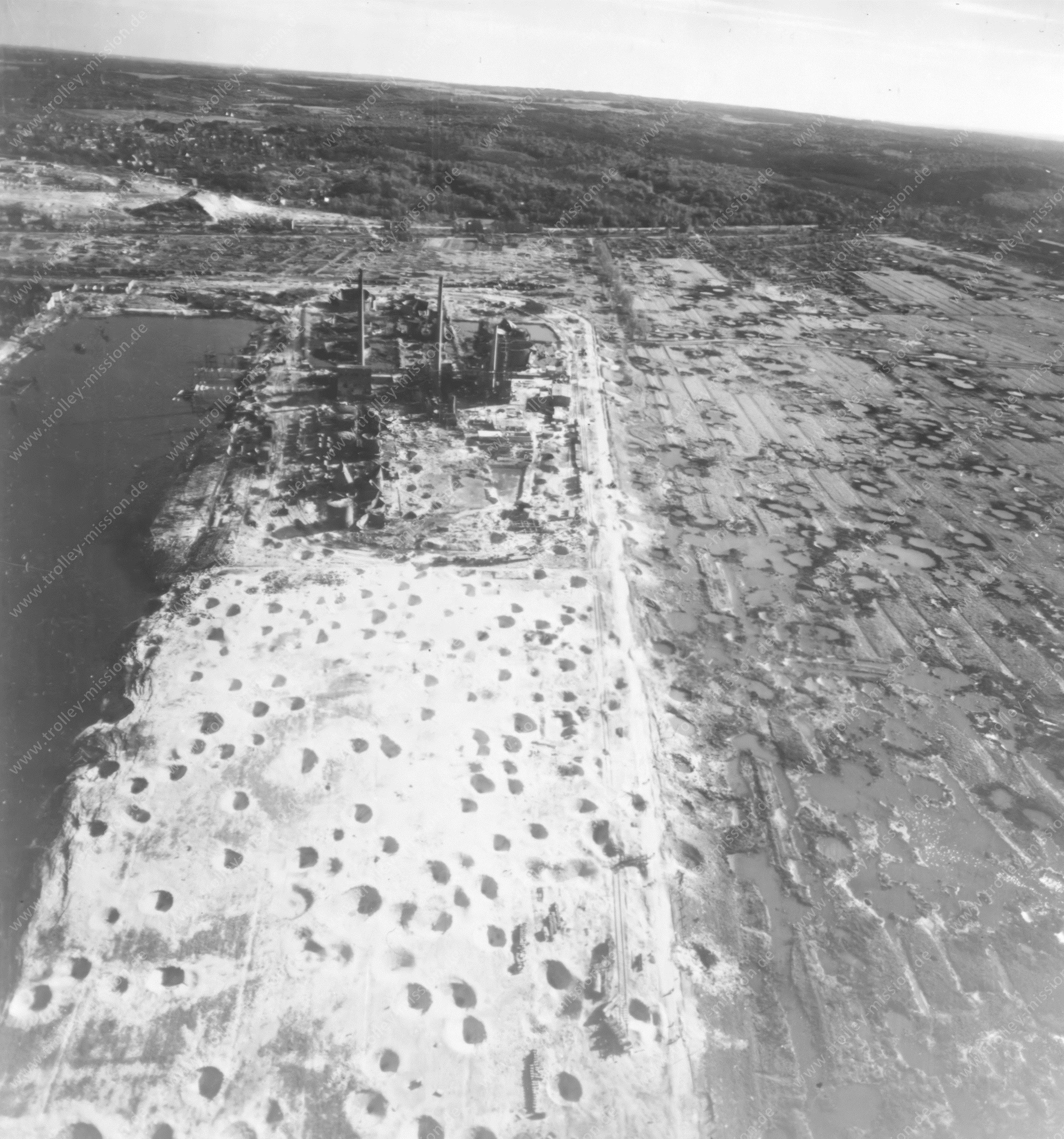 Luftaufnahme Ebano Asphalt-Werke AG im Petroleum-Hafen von Harburg nach den Fliegerbomben-Angriffen im Zweiten Weltkrieg