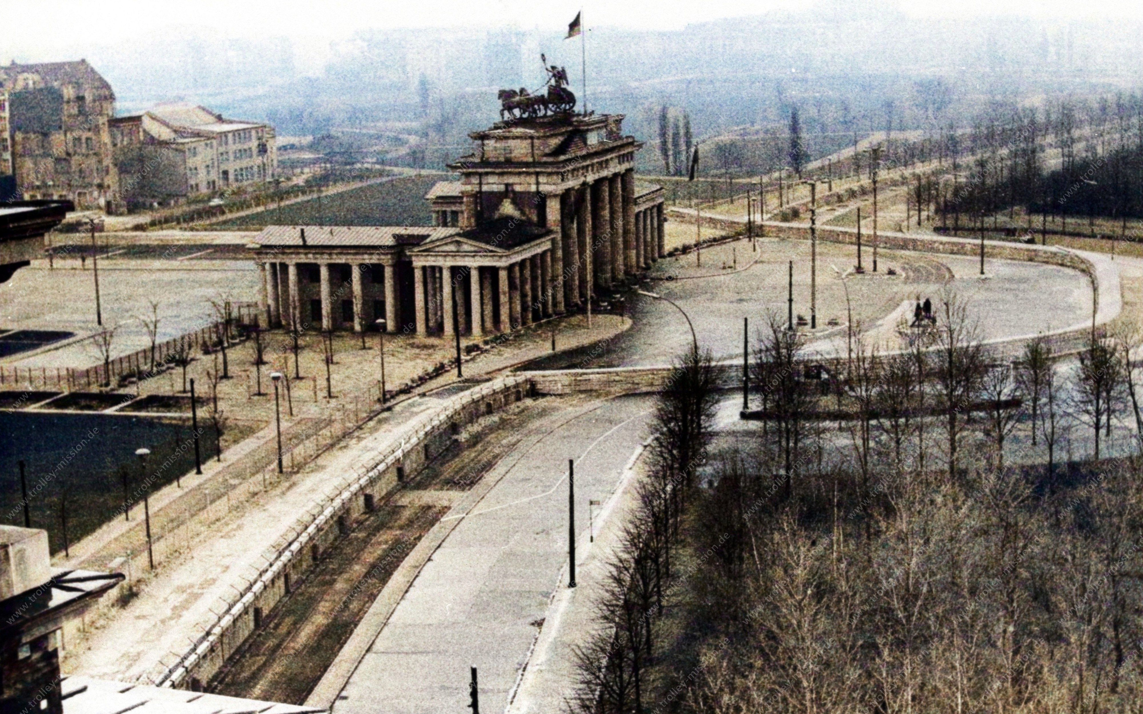 Die Aufnahme, die wie ein Luftbild wirkt, ist vom Dach des Berliner Reichstages erstellt worden und zeigt das Brandenburger Tor sowie den davor gelegenen Pariser Platz.