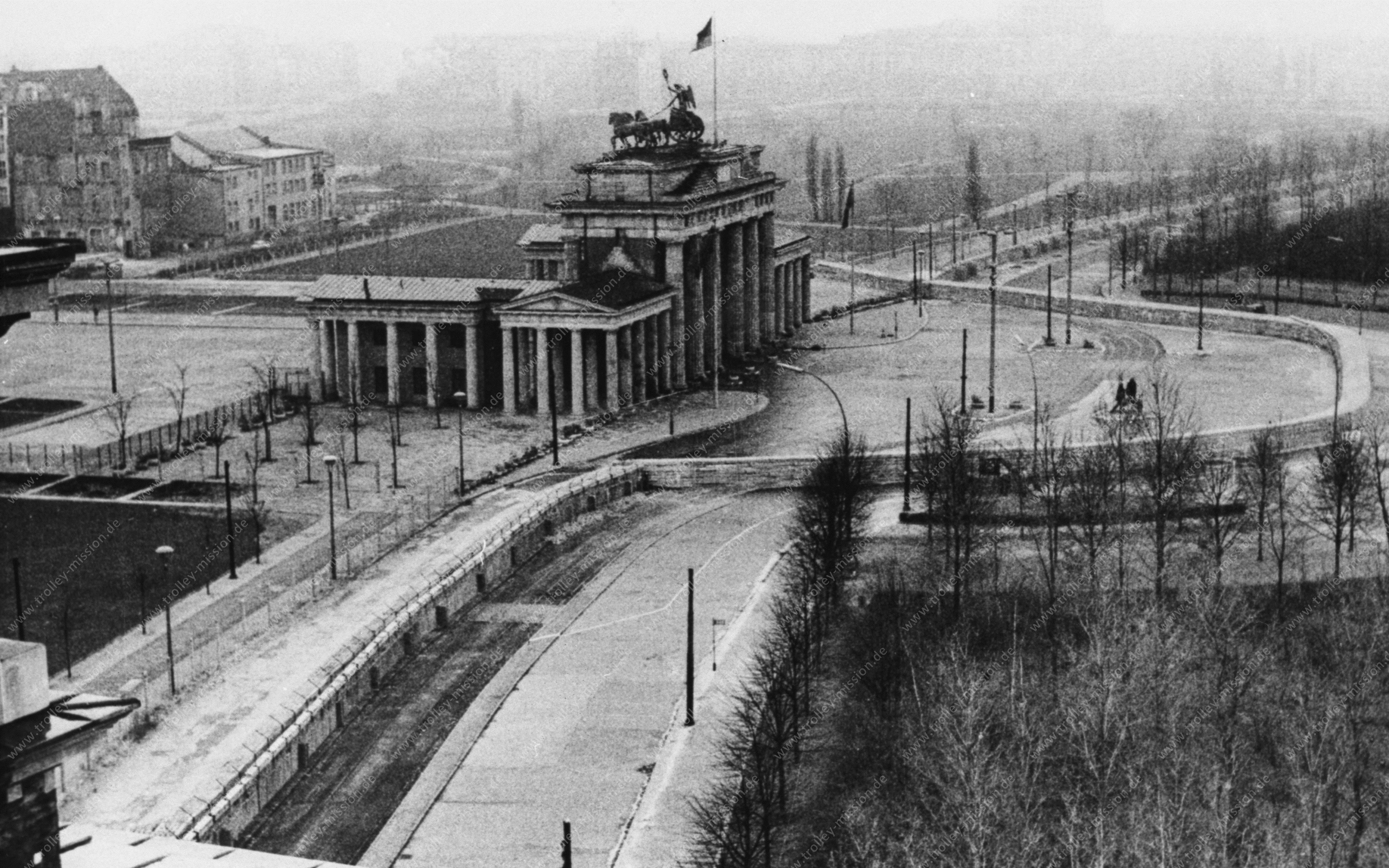 Brandenburger Tor und Berliner Mauer vom Reichstag aus gesehen in den 1960’er Jahren