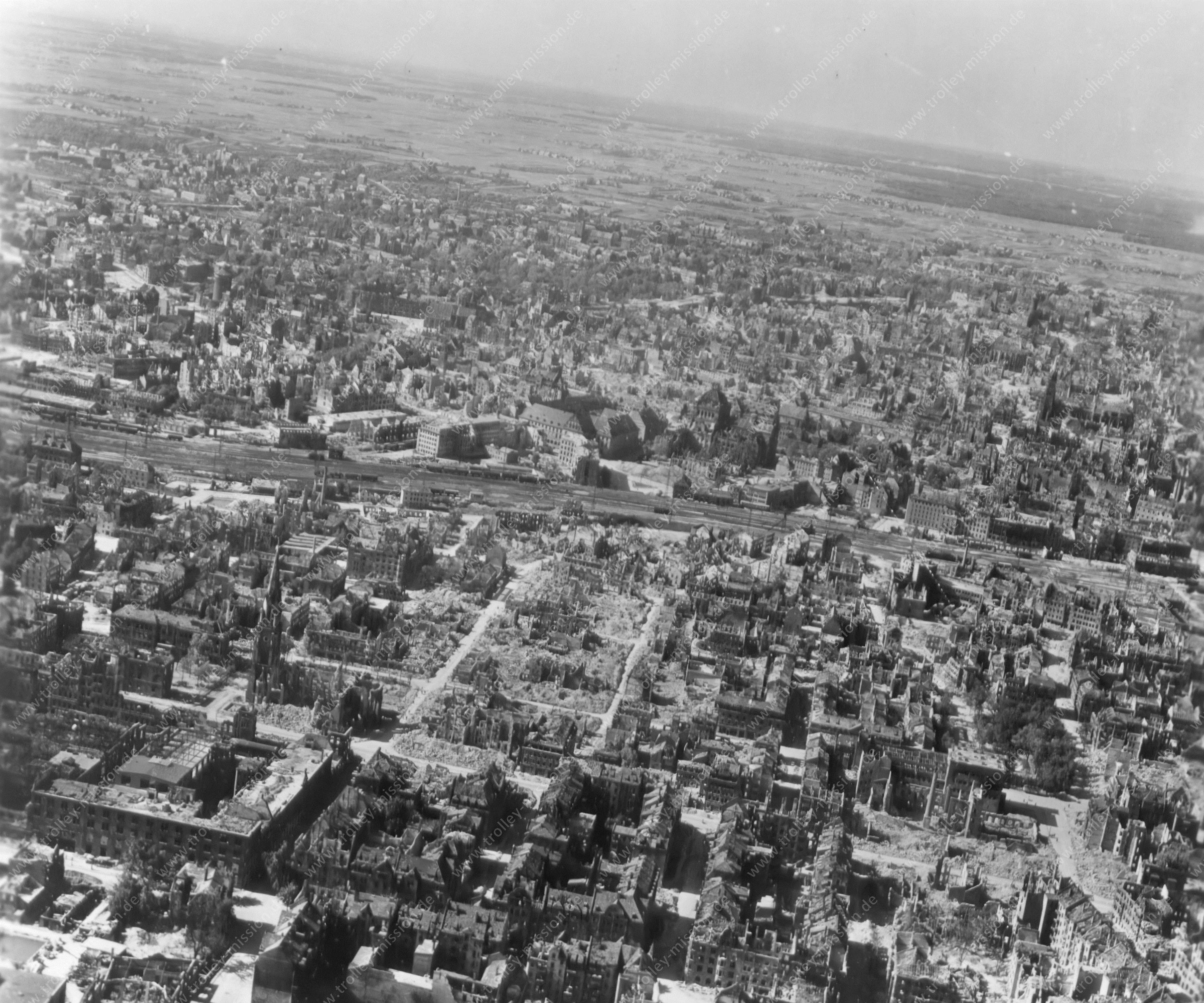 Luftaufnahme Nürnberg 1945 - Christuskirche - Spittlertorturm - Verkehrsmuseum - Opernhaus
