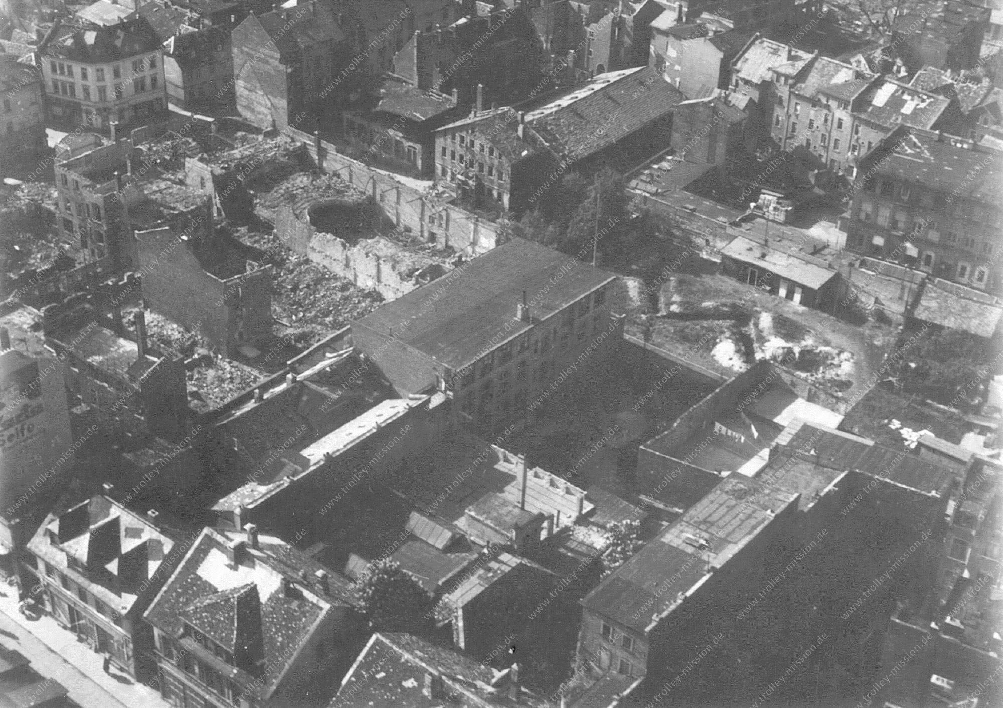 Luftbild von Offenbach am Main 1945 - Kino und Luftschutzgraben im Großen Biergrund