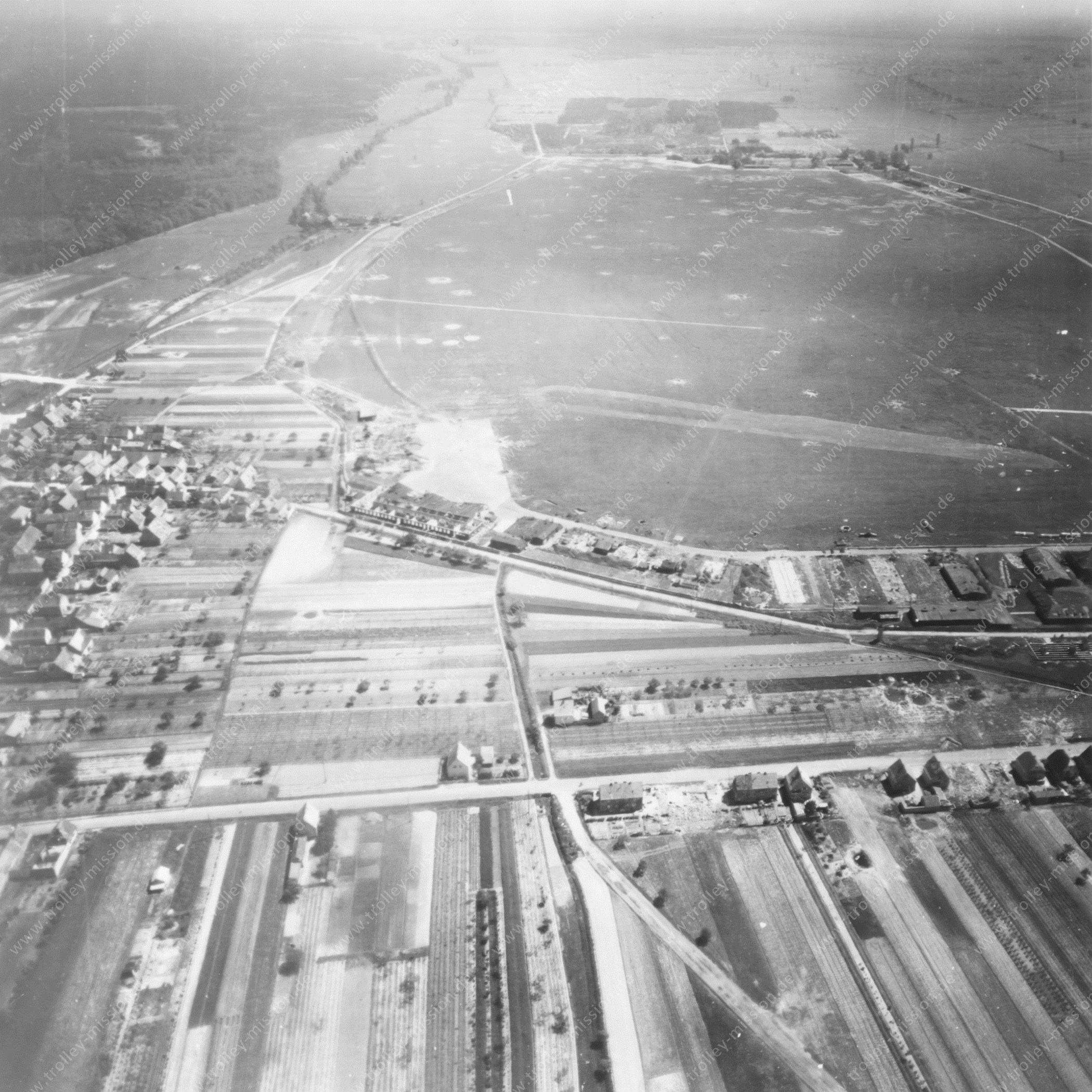 Luftaufnahme Flugplatz Lachen-Speyerdorf nach dem Zweiten Weltkrieg