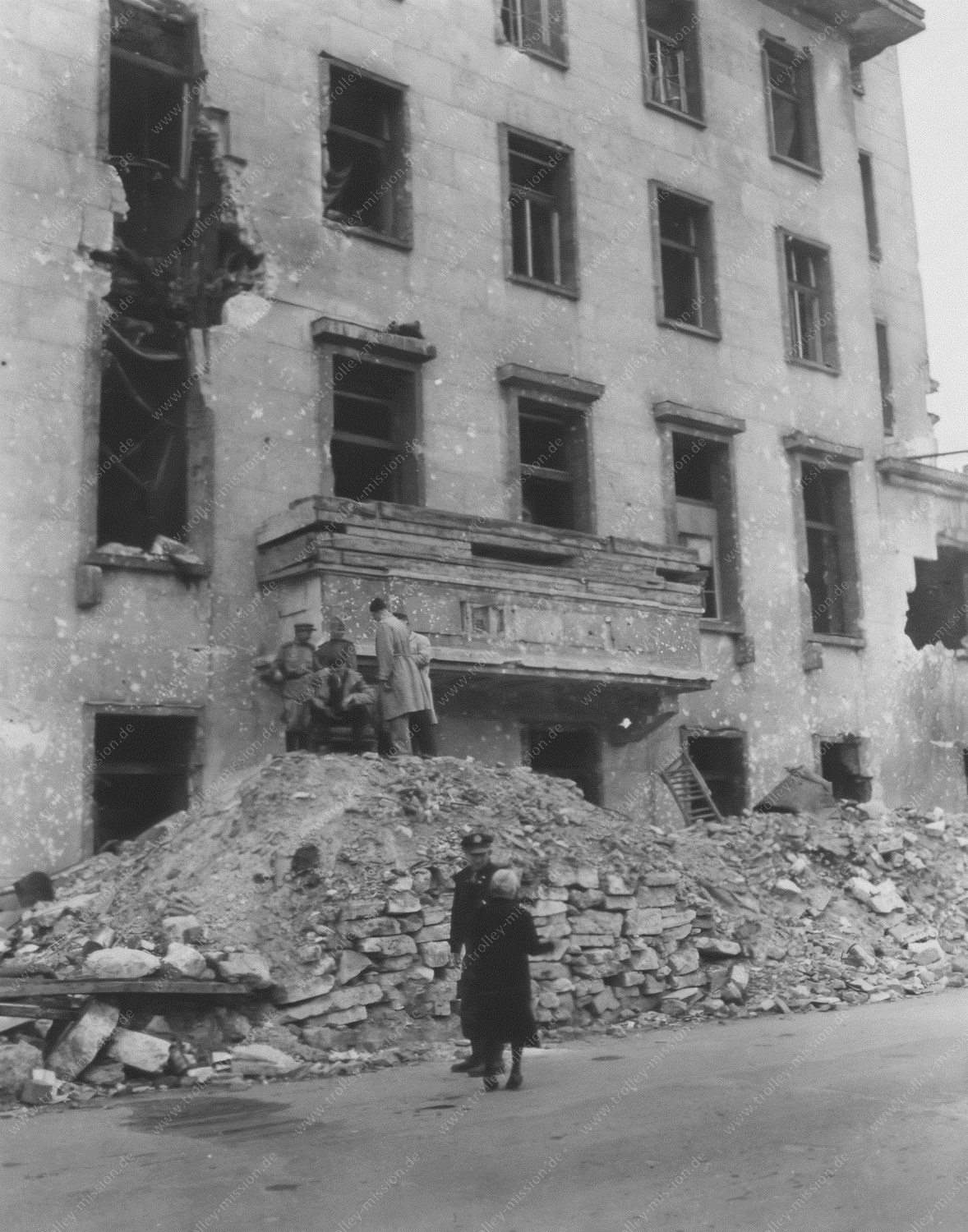 Balkon der Reichskanzlei entlang der Wilhelmstraße in Berlin - Historisches Foto nach dem Zweiten Weltkrieg