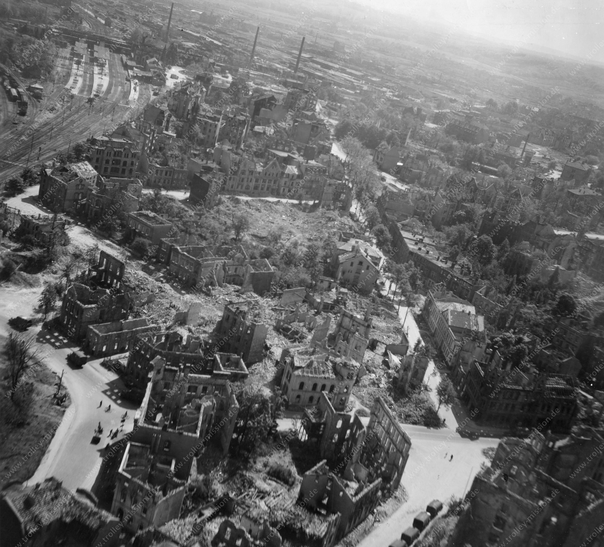 Luftbild vom Bahnhof bzw. Hauptbahnhof Osnabrück nach dem Zweiten Weltkrieg
