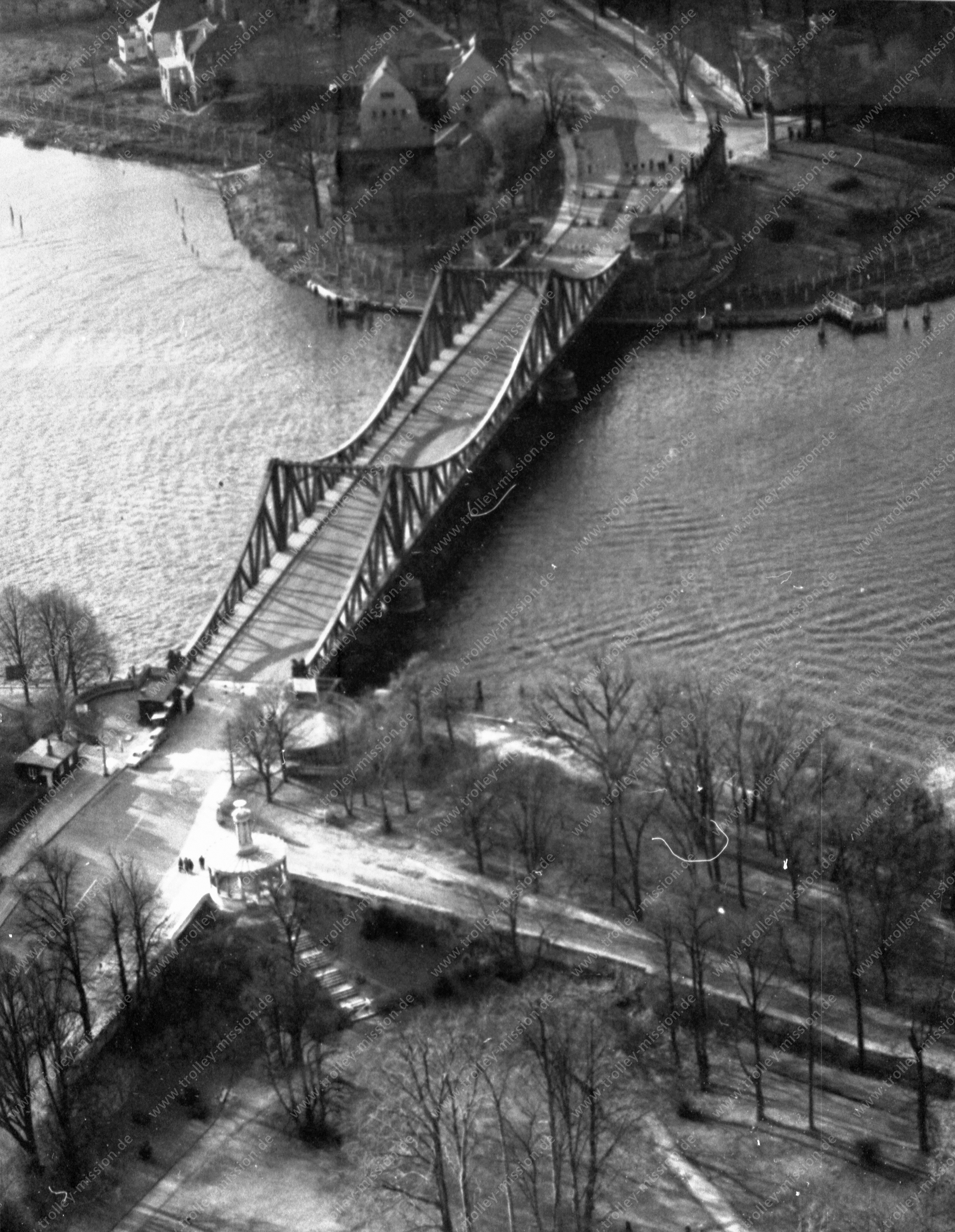 Luftaufnahme der Glienicker Brücke - Agentenbrücke im Kalten Krieg
