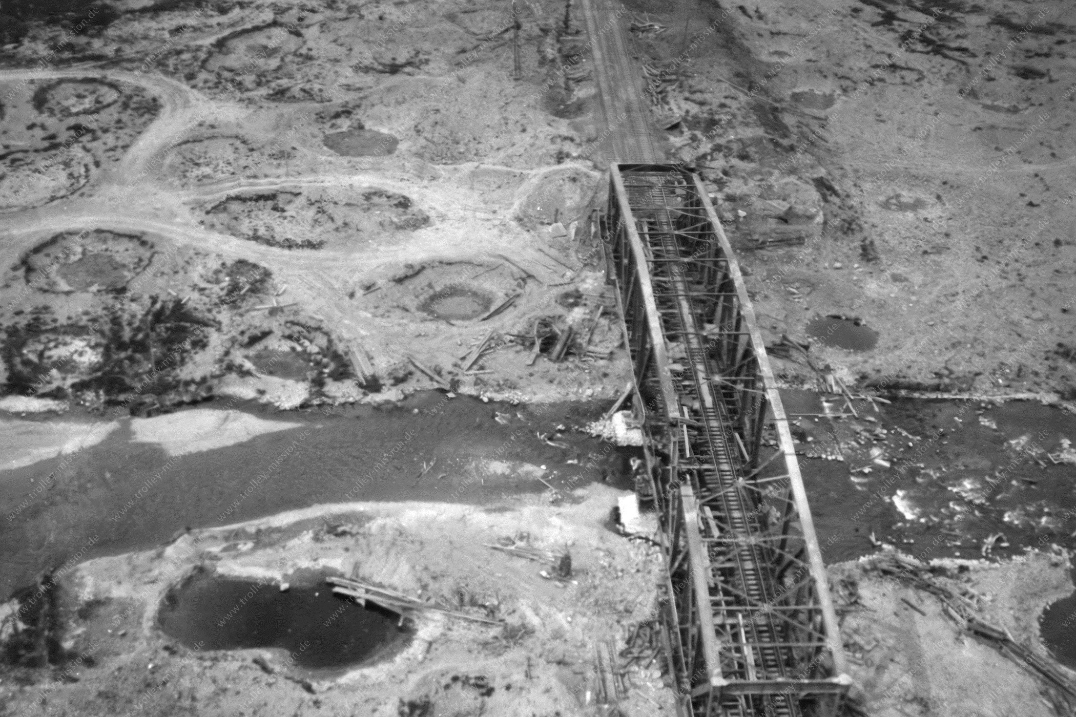 Sinzig 1945 - Historische Luftaufnahme der Eisenbahnbrücke über die Ahr