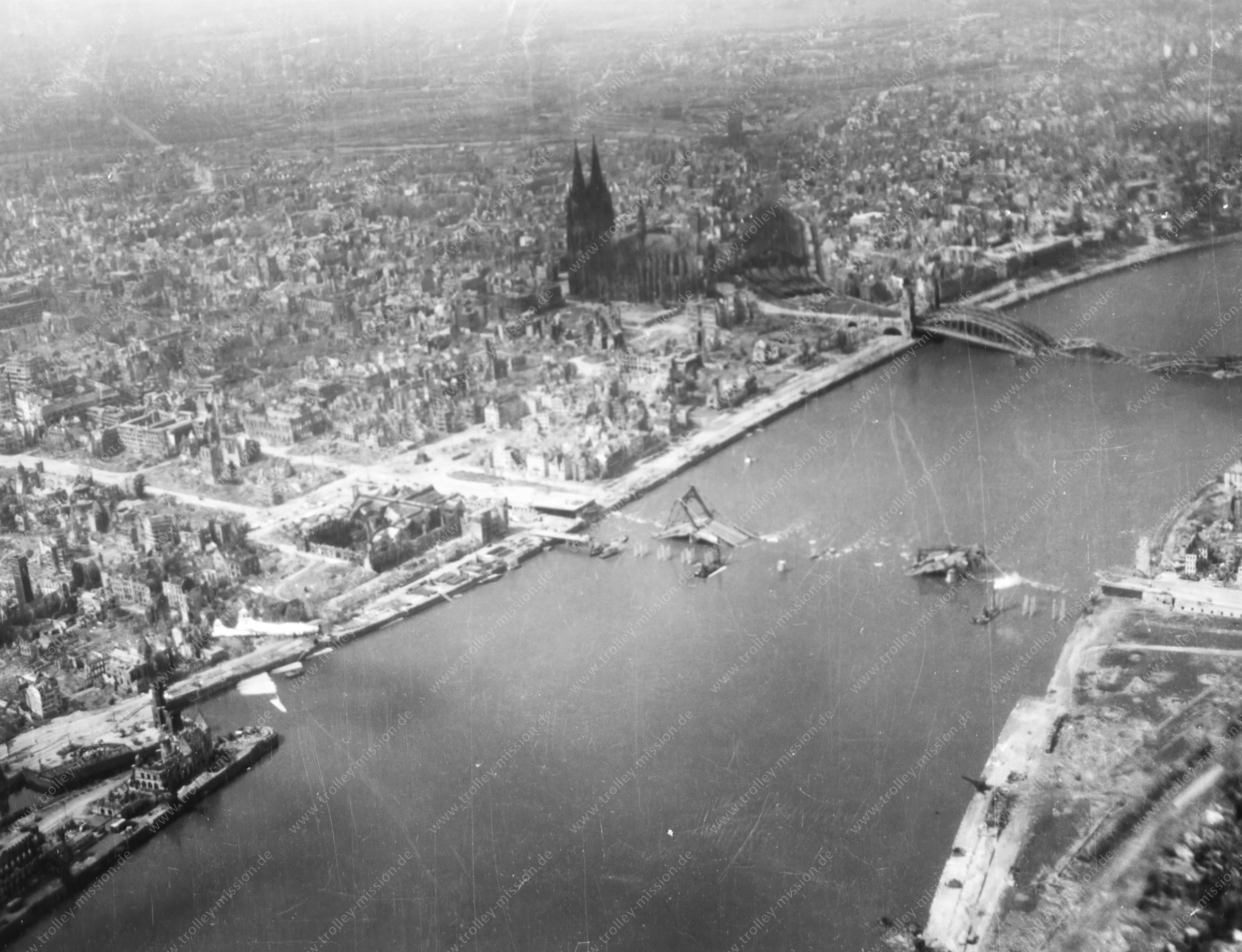 Bau der McNair-Brücke (Behelfsbrücke) in der Nachkriegszeit in Köln