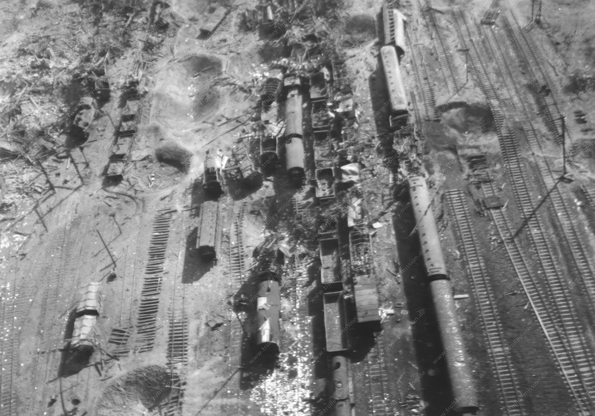 Am Bahnhof in Celle 1945 - Luftbild von Dampfloks und Zügen im Bereich des Bahnbetriebswerkes