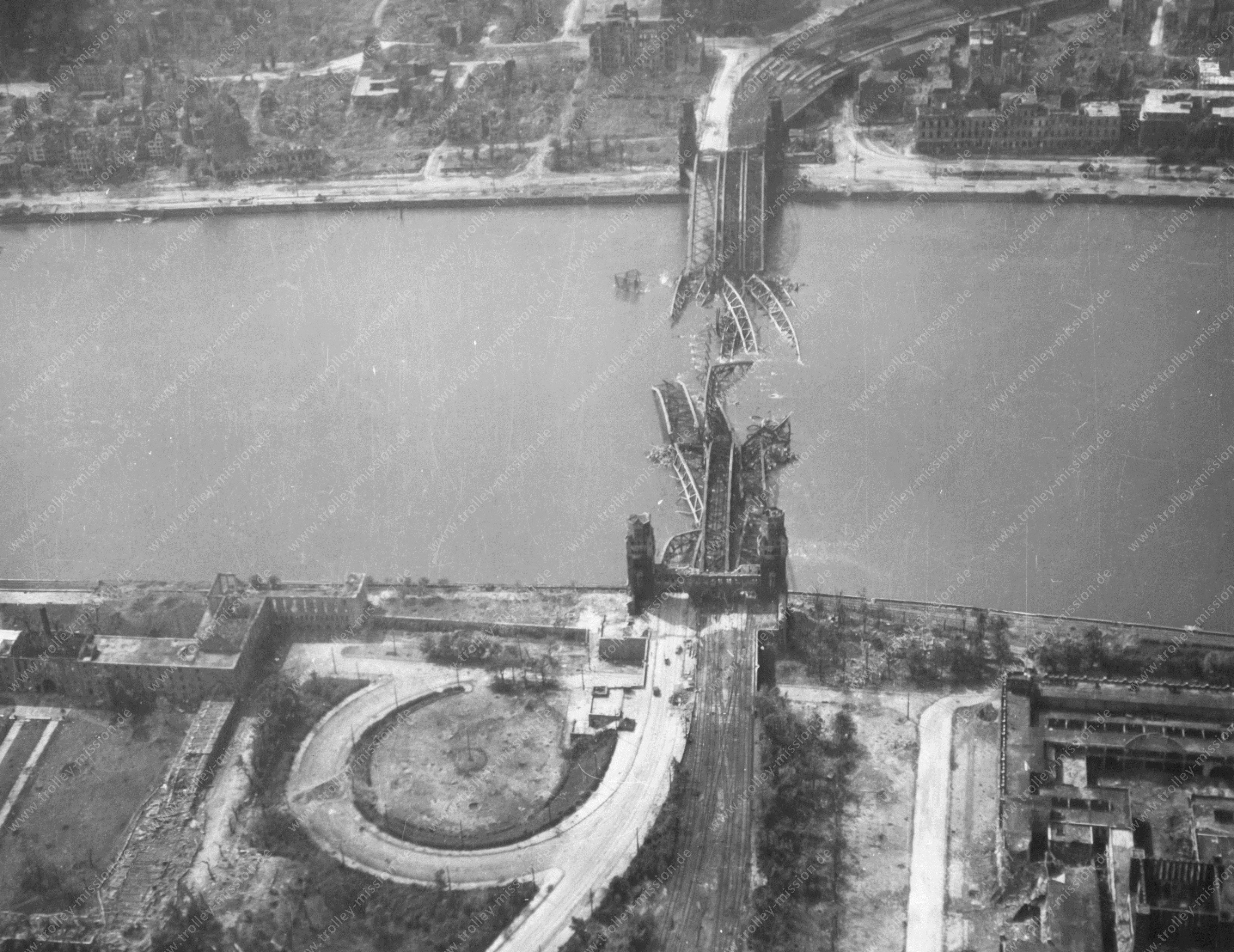 Luftbild aus dem Zweiten Weltkrieg - Zerstörte Hohenzollernbrücke in Köln am alten Deutzer Ufer