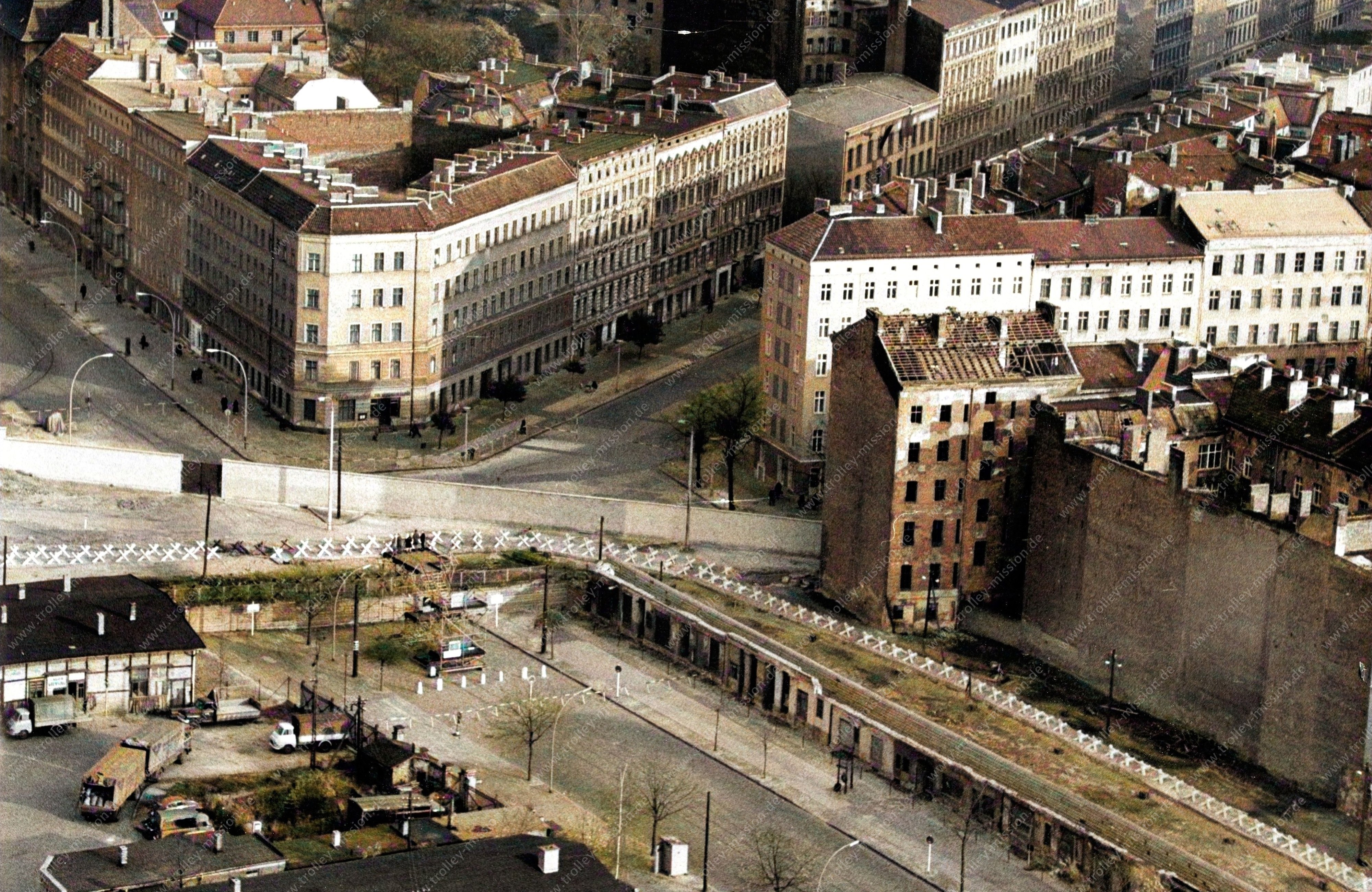 Am Ende der Bernauer Straße wurde ein provisorischer Aussichtsturm (Aussichtsplattform) für West-Berliner errichtet. Links daneben, wo einige LKW zu sehen sind, befand sich die Güterabfertigung des damaligen Güterbahnhofs der Nordbahn.