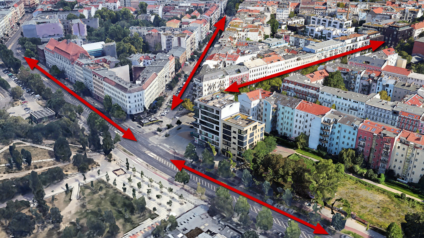 Das Luftbild zeigt jene Straßenkreuzung, wo die Bernauer Straße (rechts) in die Eberswalder Straße (links) einmündet. Davon zweigen nach oben die Oderberger Straße und nach rechtsoben die Schwedter Straße ab.