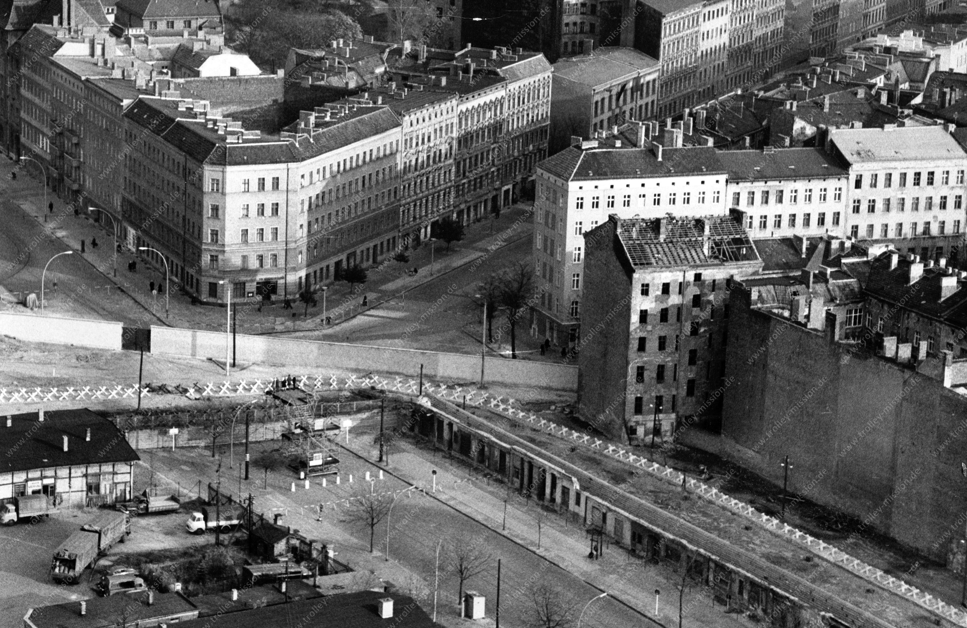 Luftaufnahme Bernauer Straße an der Kreuzung von Eberswalder Straße und Oderberger Straße vom 11. August 1968