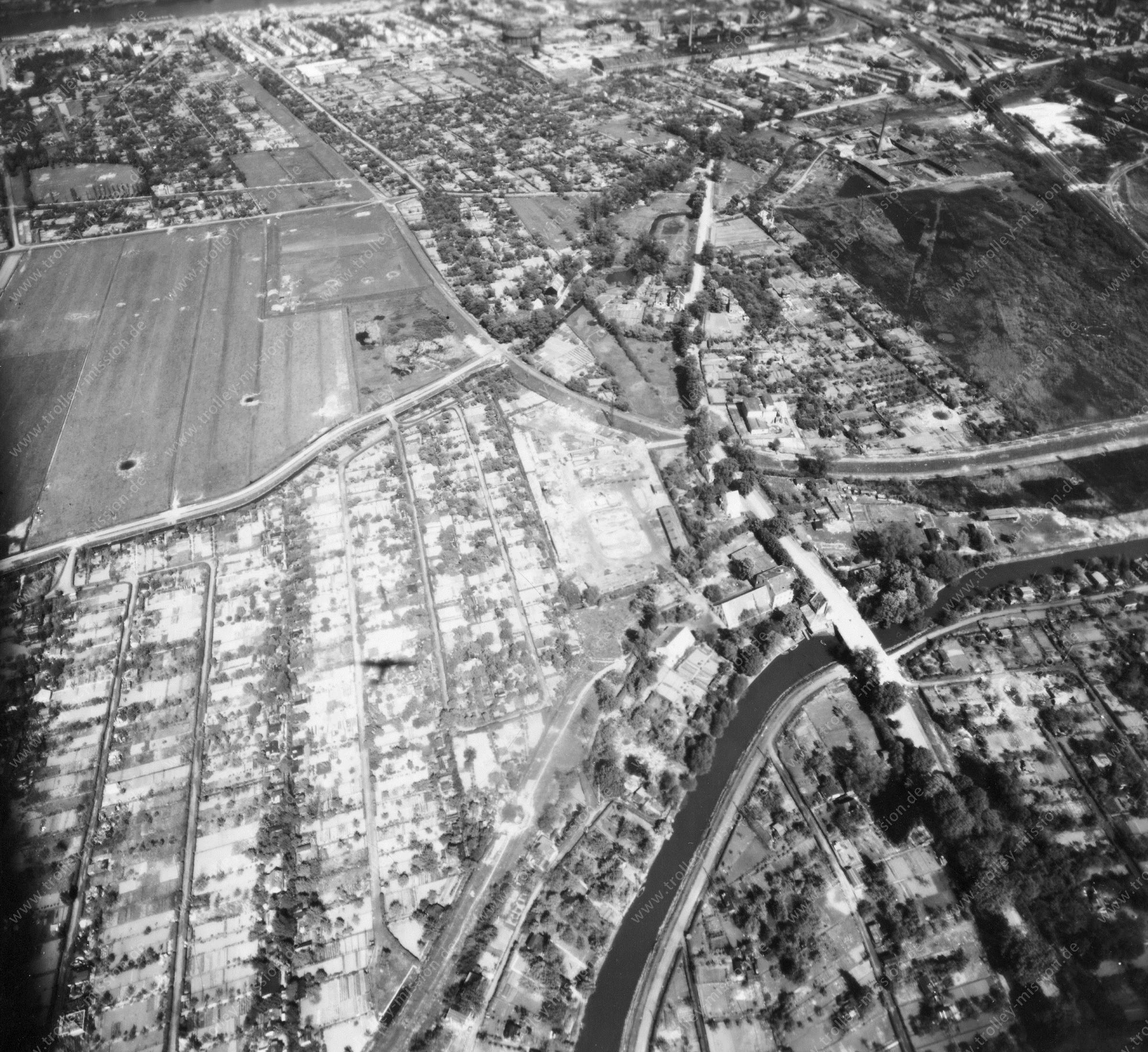 Luftbild Bremen 1945 – Wardamm und Grollander Ochtum sowie Warturmer Heerstraße und Ochtumbrücke