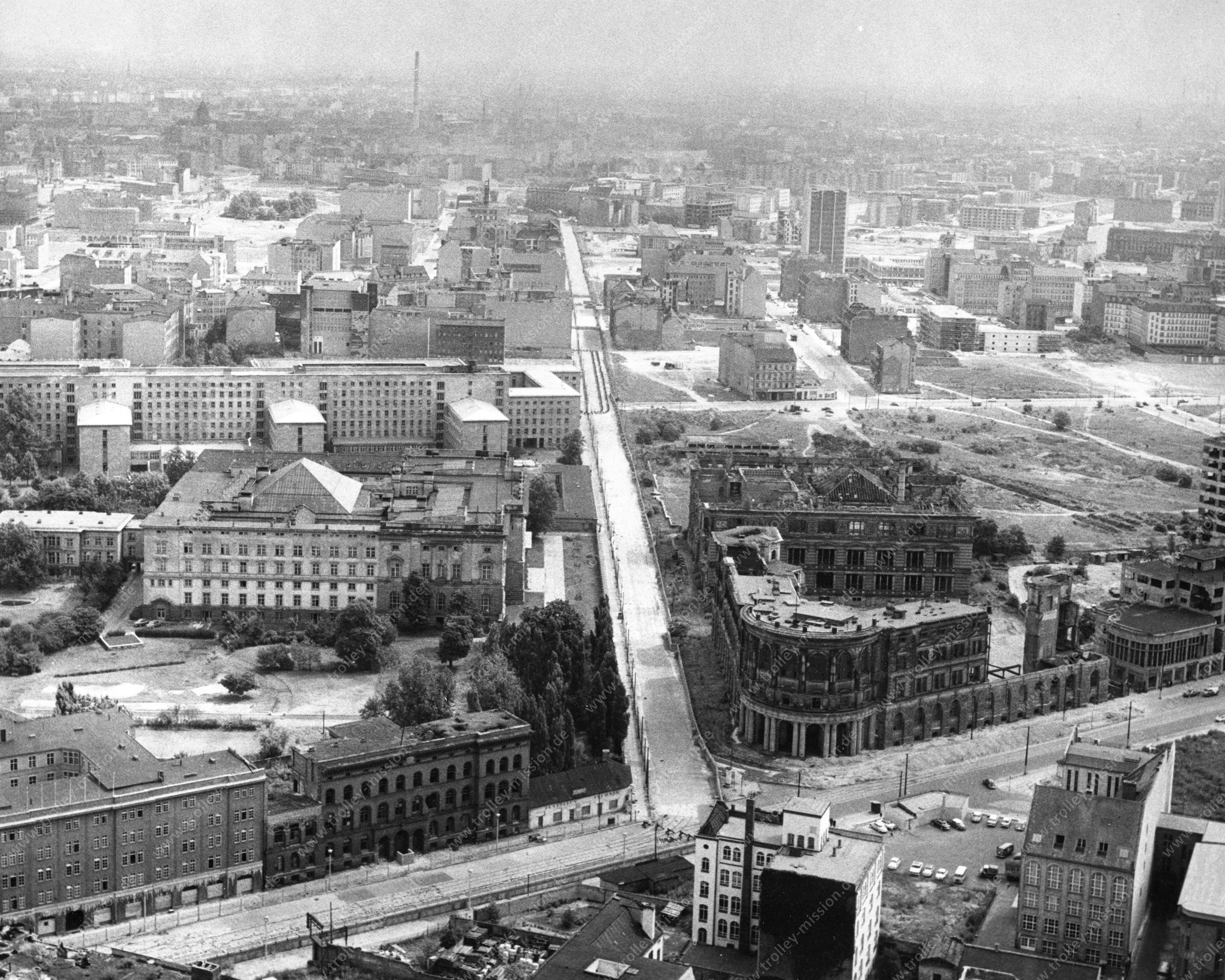 Luftaufnahme Martin-Gropius-Bau in der Niederkirchnerstraße quer zur Stresemannstraße in Berlin