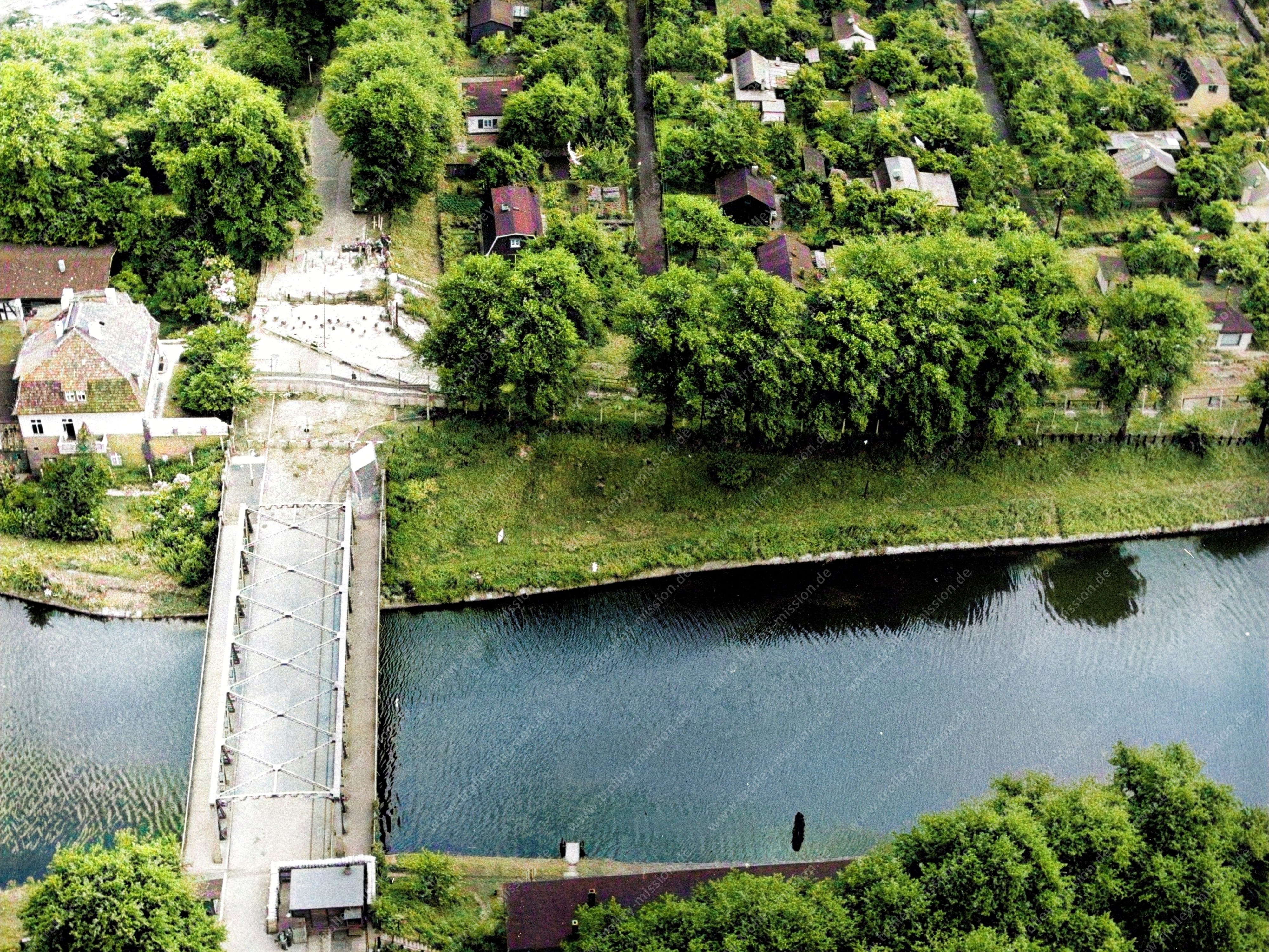 Die Luftaufnahme zeigt die ehemalige deutsch-deutsche Grenze an der Alten Späthbrücke, die den Teltowkanal überspannt.