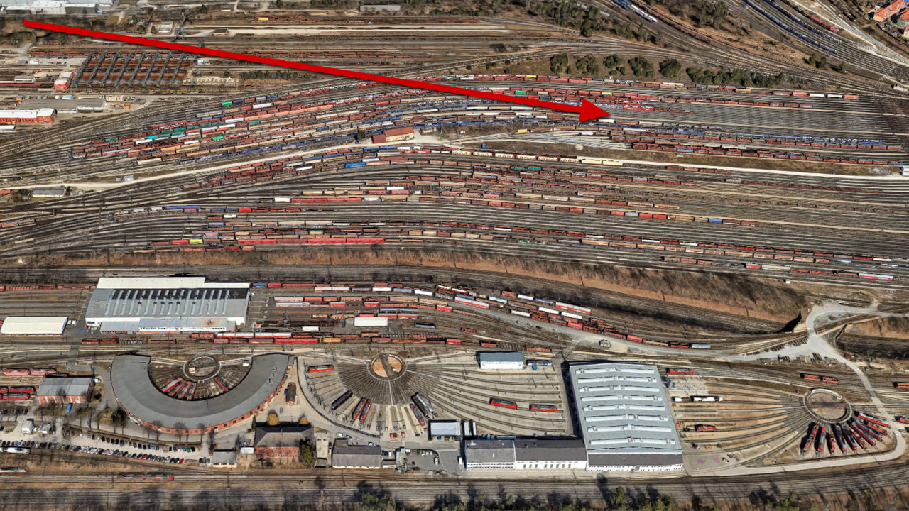 Da sich das Gleisfeld im Rahmen der Umbauarbeiten des Rangierbahnhofes in den 1980’er Jahren verändert hat, ist eine genaue Rekonstruktion des Standortes der Eisenbahnwaggons mit heutigen Satellitenbildansichten von „Google Maps“ oder „Google Earth“ nur eingeschränkt möglich.