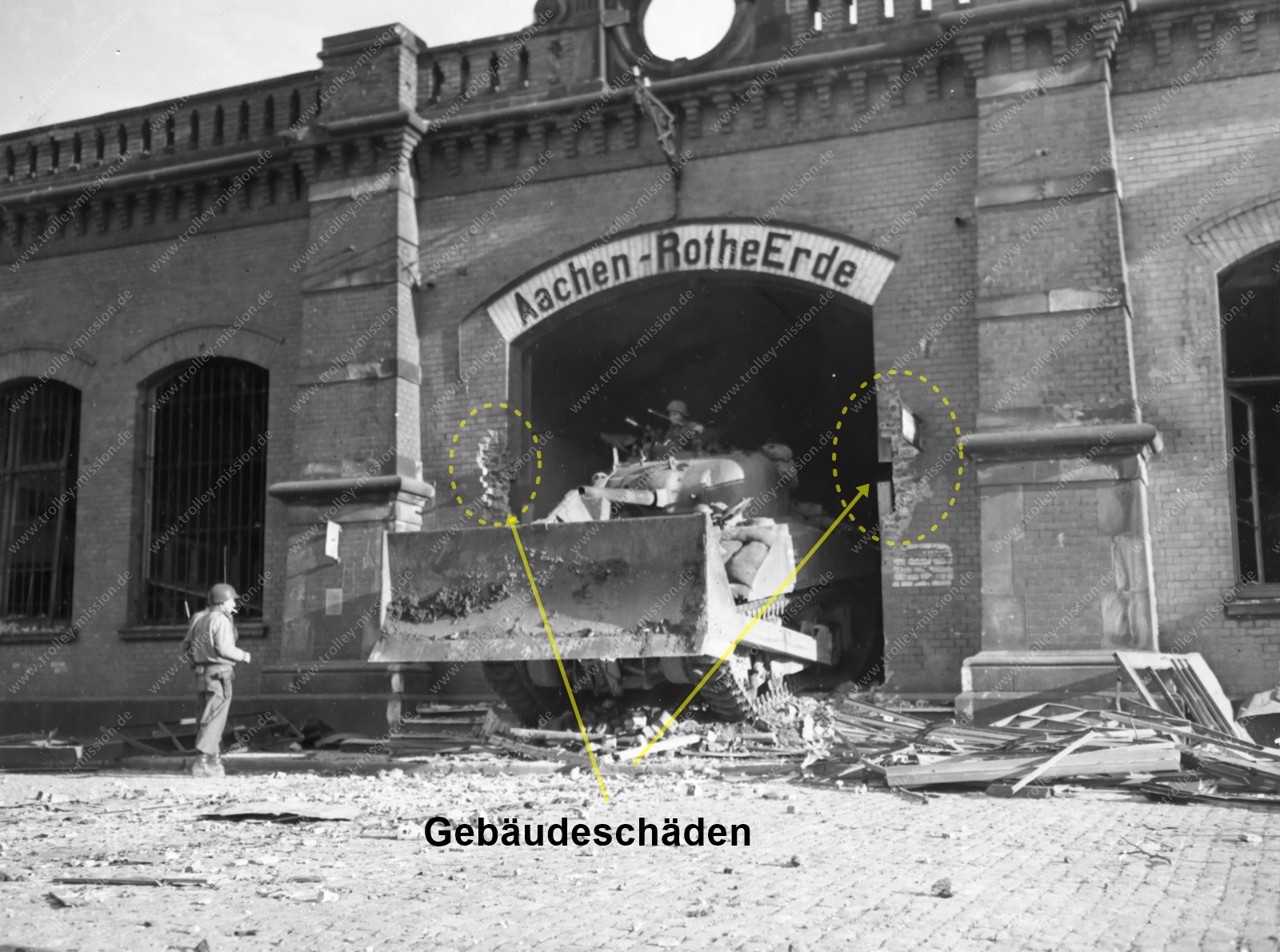 Das Foto zeigt einen Sherman Räumpanzer der US Armee, der im Zugangstunnel zu den Bahnsteigen am Bahnhof Rothe Erde in Aachen steht.