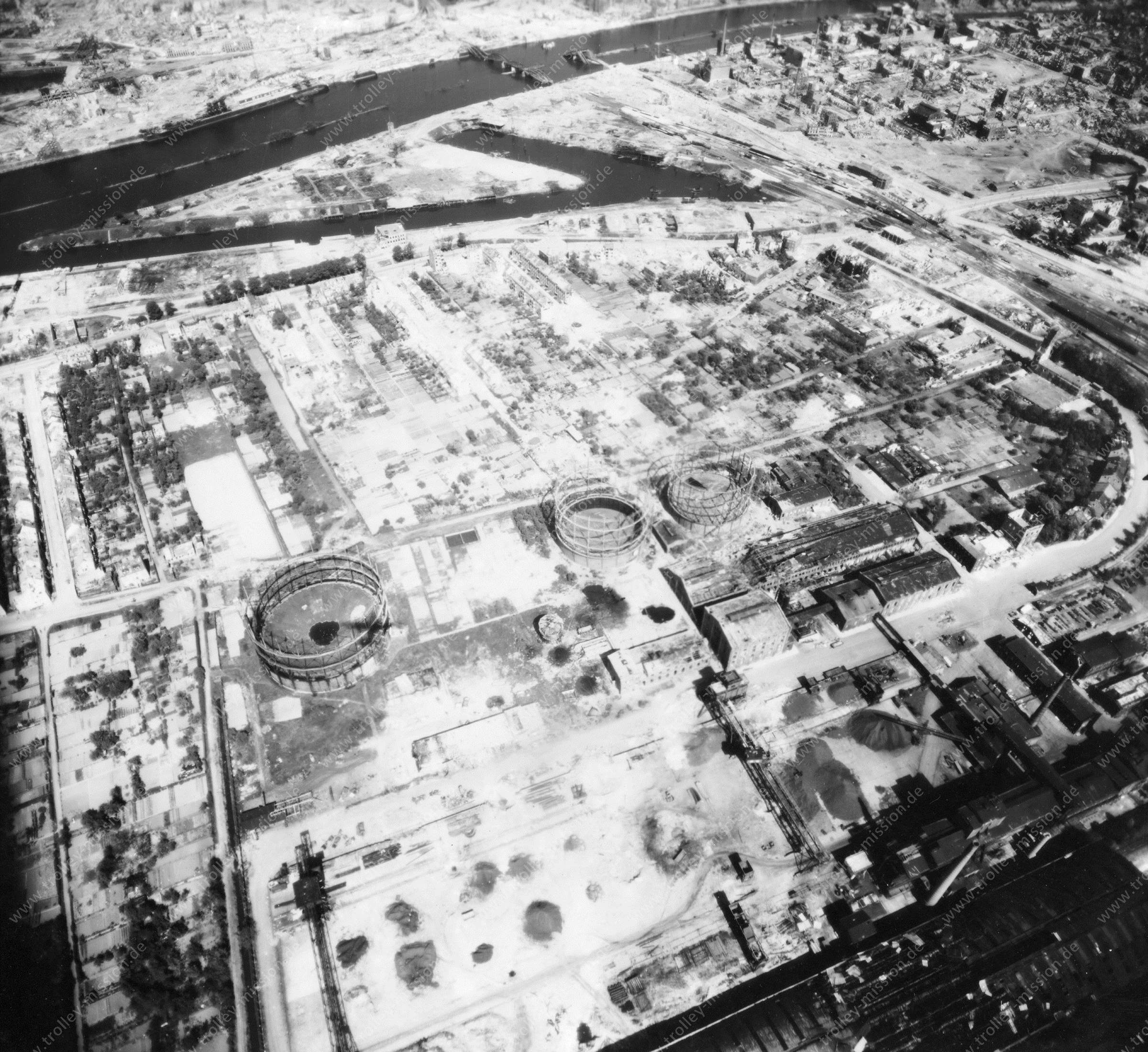 Luftaufnahme Bremen 1945 – Gasometer und Gaswerk - Wohngebiet Am großen Weizenkamp - Hohentorshafen und Brauerei Haake-Beck