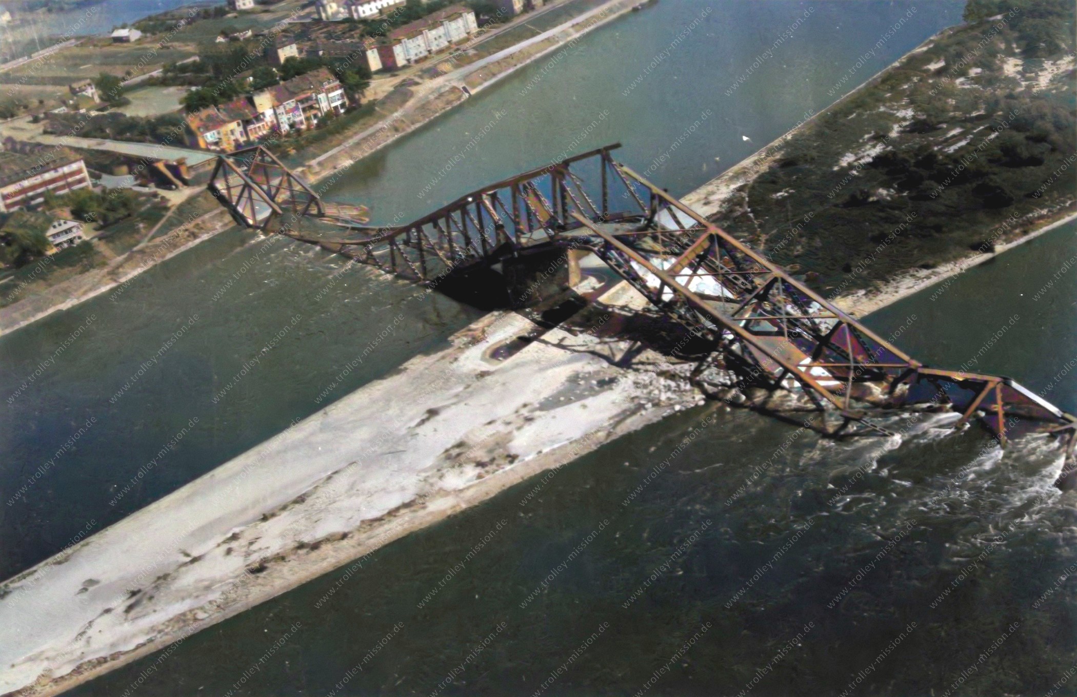 Zweiter Weltkrieg in Farbe: Luftaufnahme der Rheinbrücke zwischen Neuwied und Weißenthurm 1945