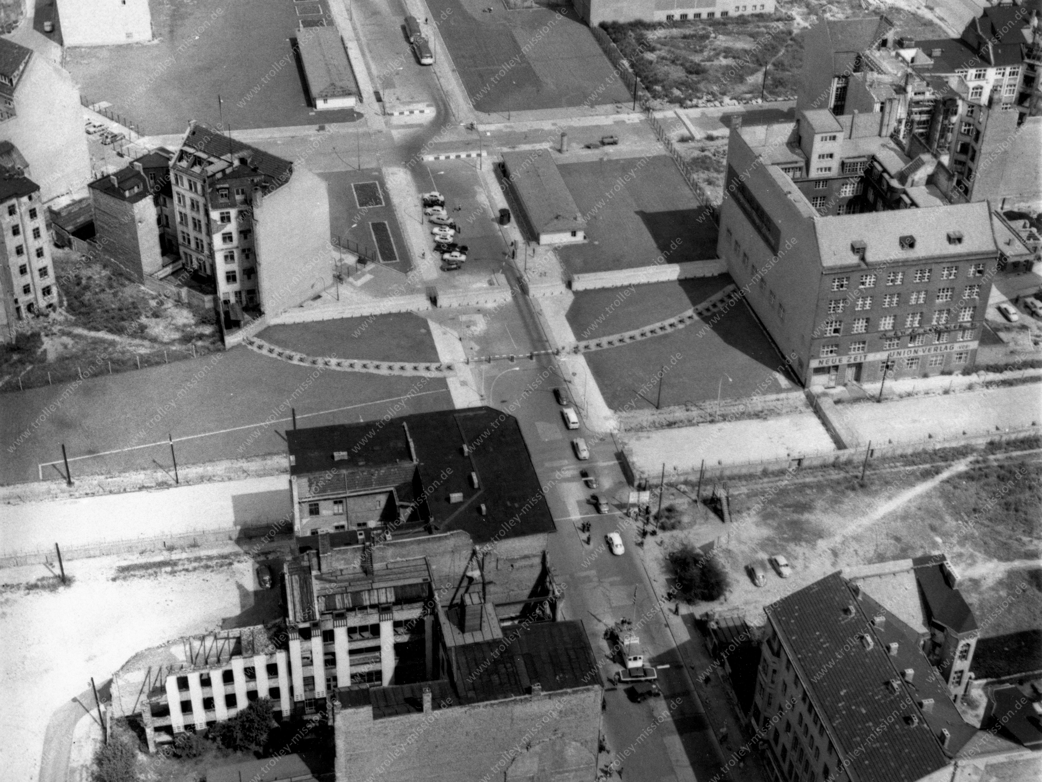 Luftaufnahme Checkpoint Charlie - Grenzübergangsstelle Friedrichstraße (GÜSt) im Jahre 1962