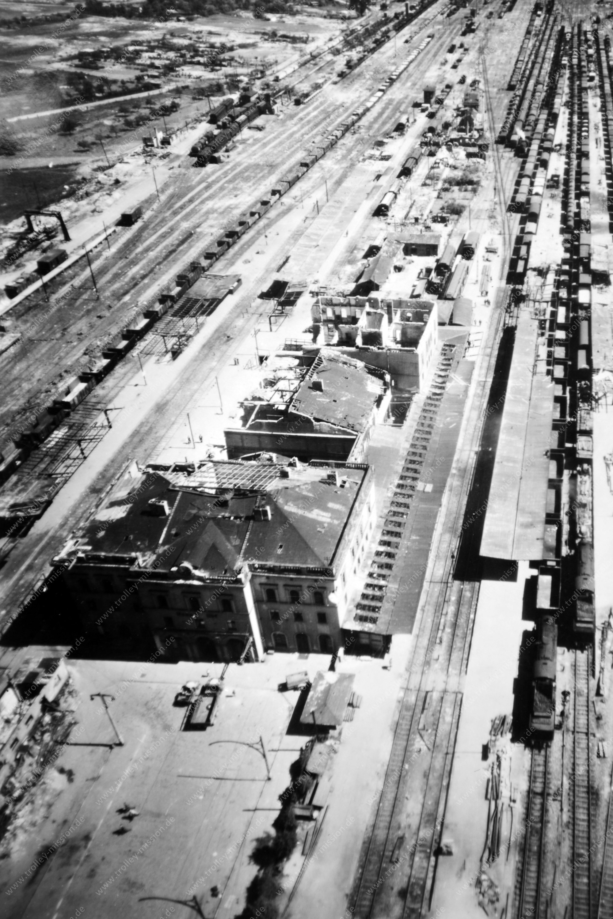 Luftaufnahme im Tiefflug über den zerstörten Hauptbahnhof in Hanau im Zweiten Weltkrieg