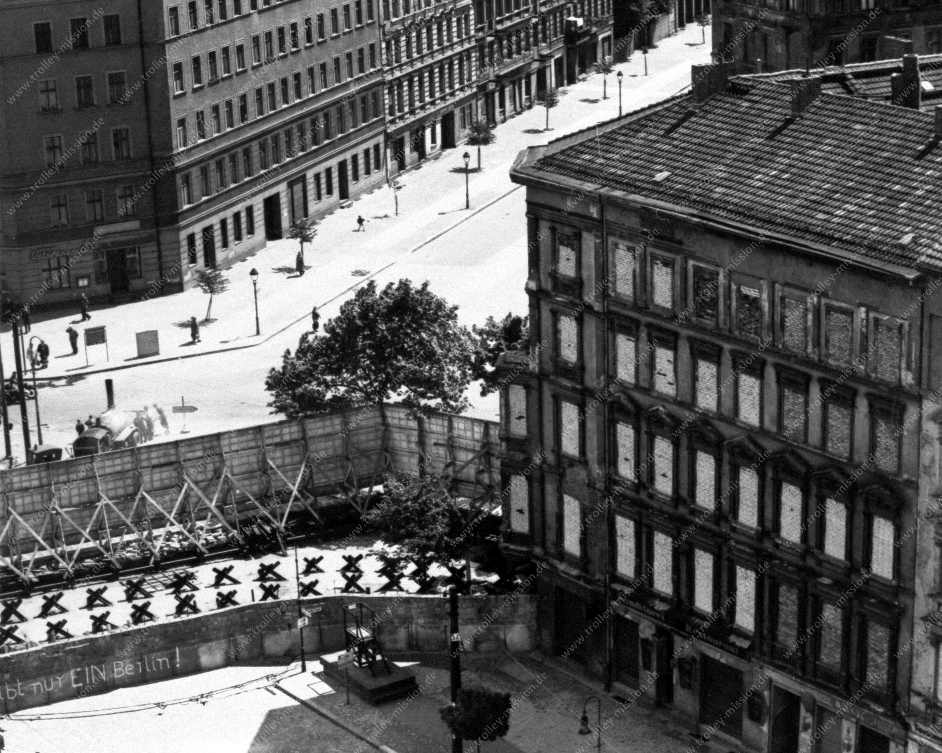 Luftaufnahme Bernauer Straße und Oderberger Straße mit Berliner Mauer und Veteranenclub