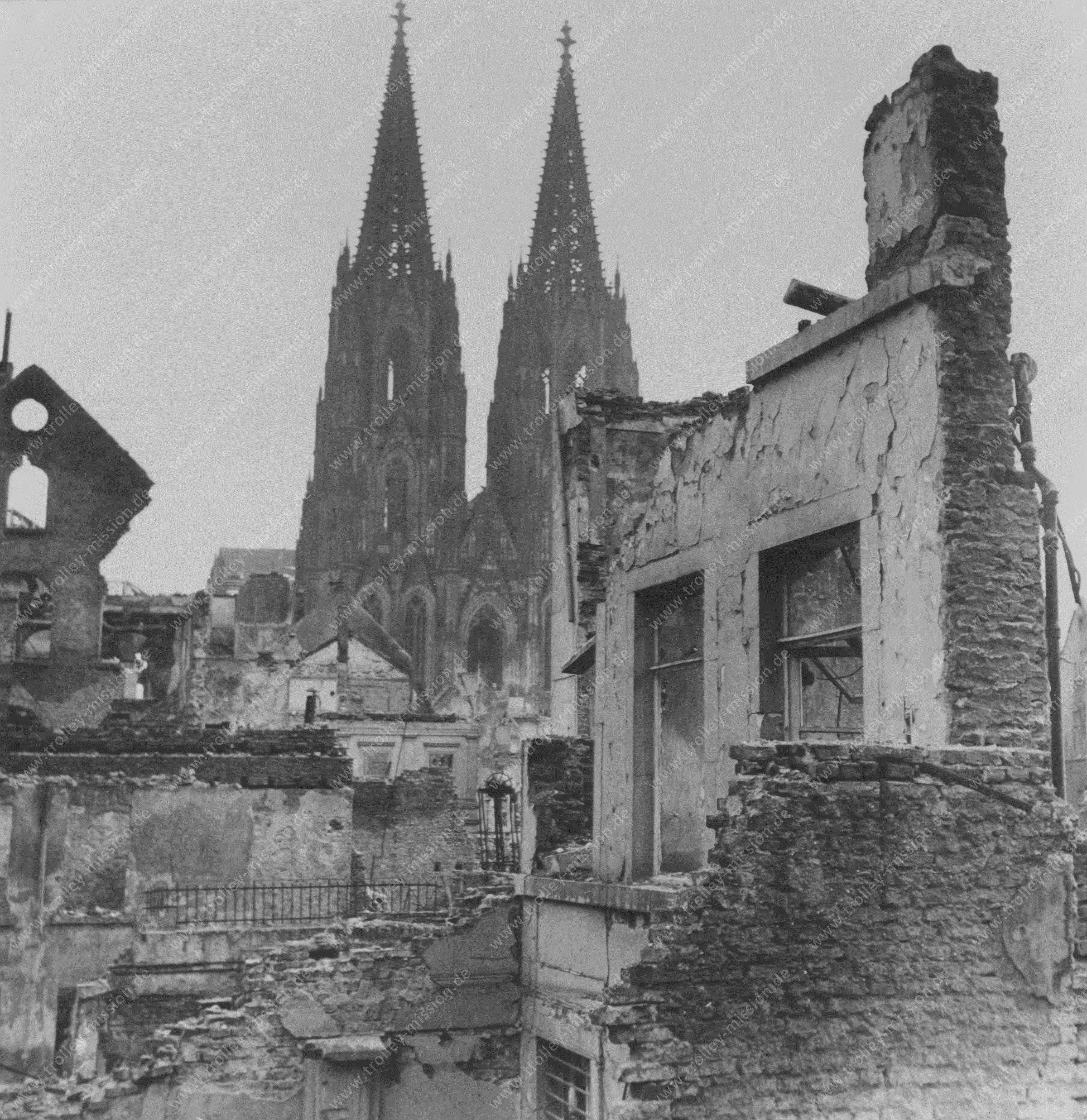 Köln 1945 - Blick von der Tunisstraße und Komödienstraße zum Kölner Dom