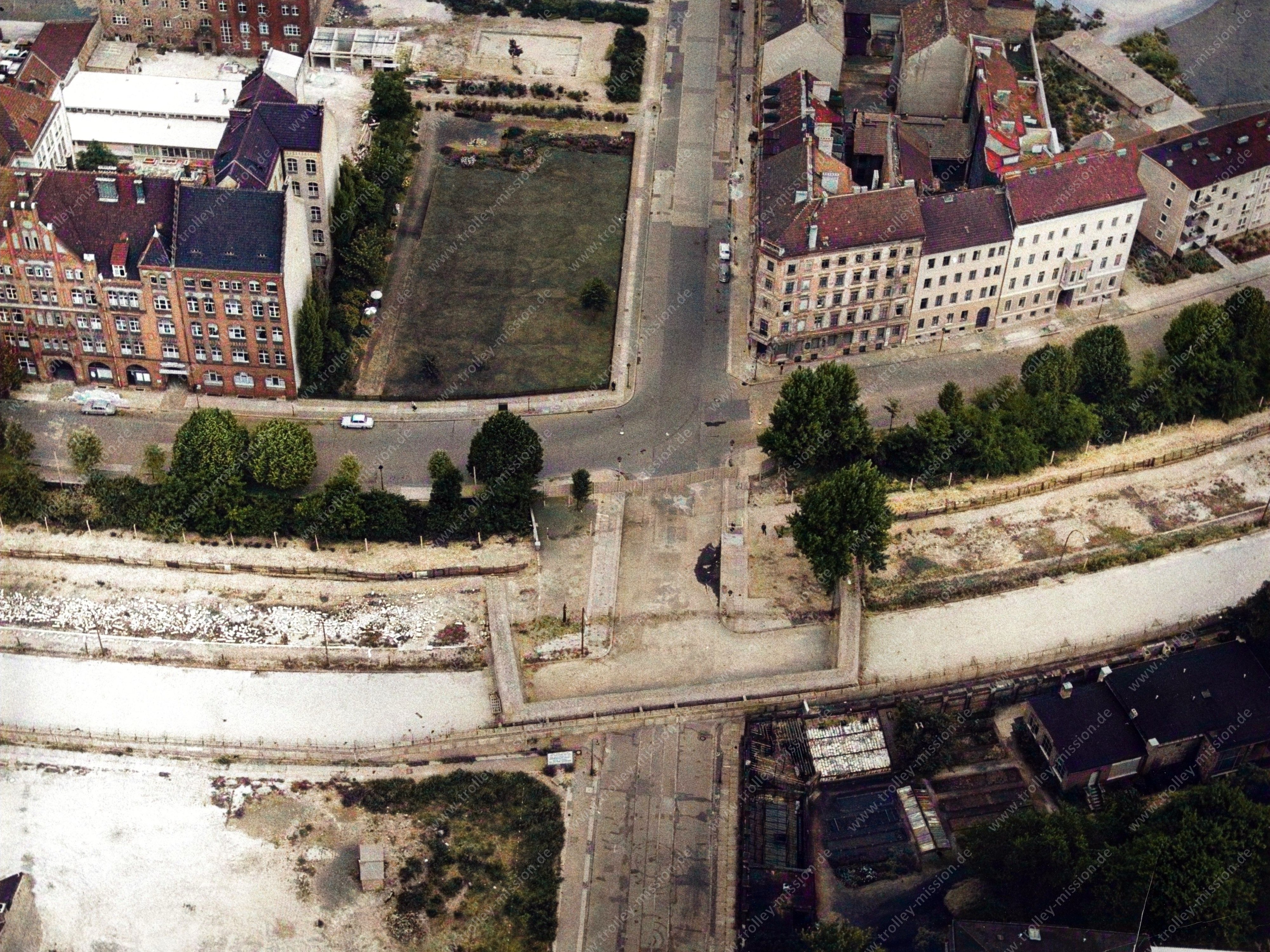 Auf dem Luftbild ist zunächst die Adalbertstraße zu erkennen, die von oben nach unten durch das Bild verläuft. Quer, von links nach rechts durchs Bild, erstrecken sich Engeldamm (obere Straßenseite) sowie Bethaniendamm (untere Straßenseite).