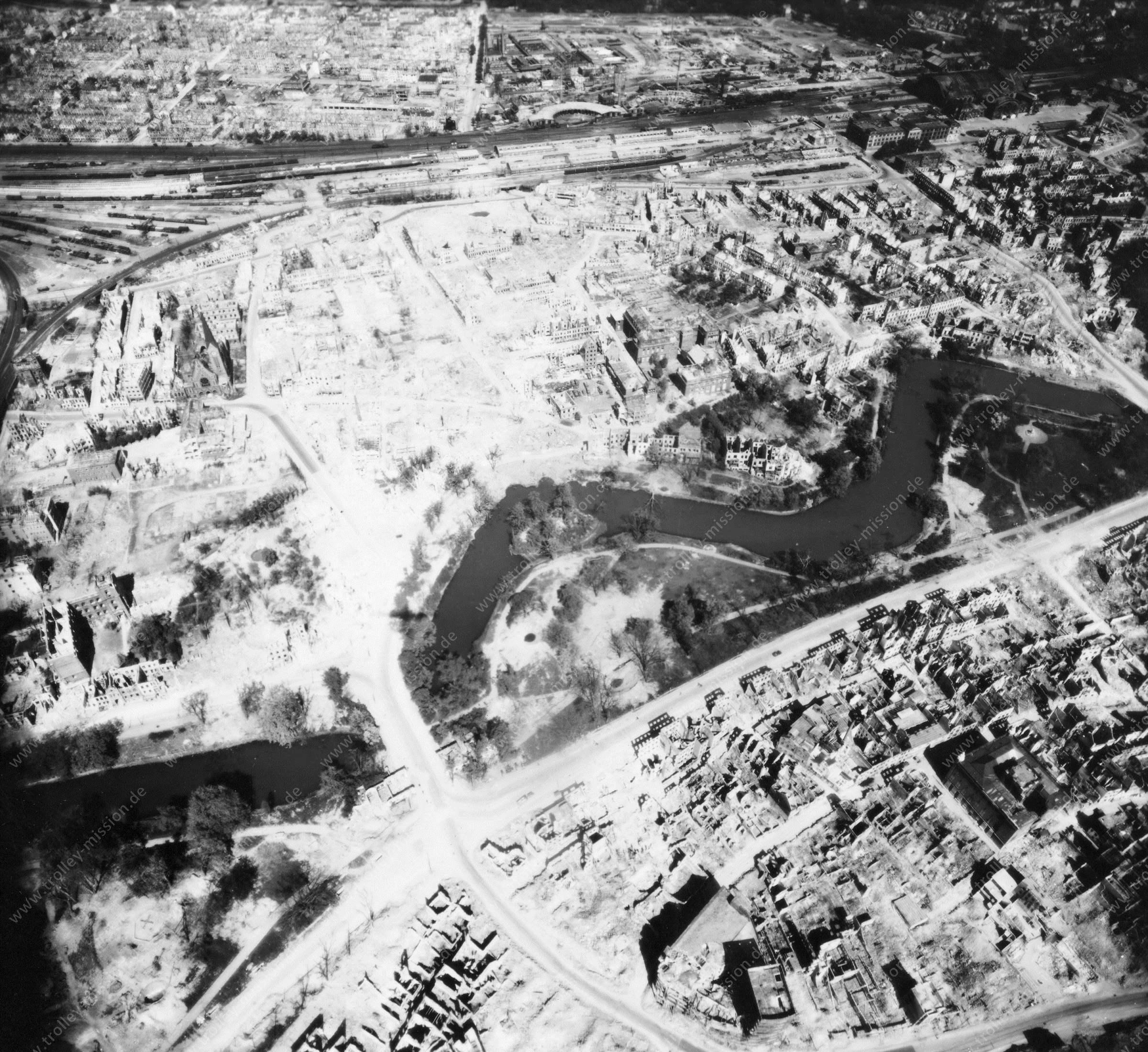 Luftaufnahme Bremen 1945 – Altes Gymnasium – Wallanlagen – Bahnhofsvorstadt – Sankt Michelis Kirche am Doventorsteinweg – Bürgermeister-Smidt-Straße
