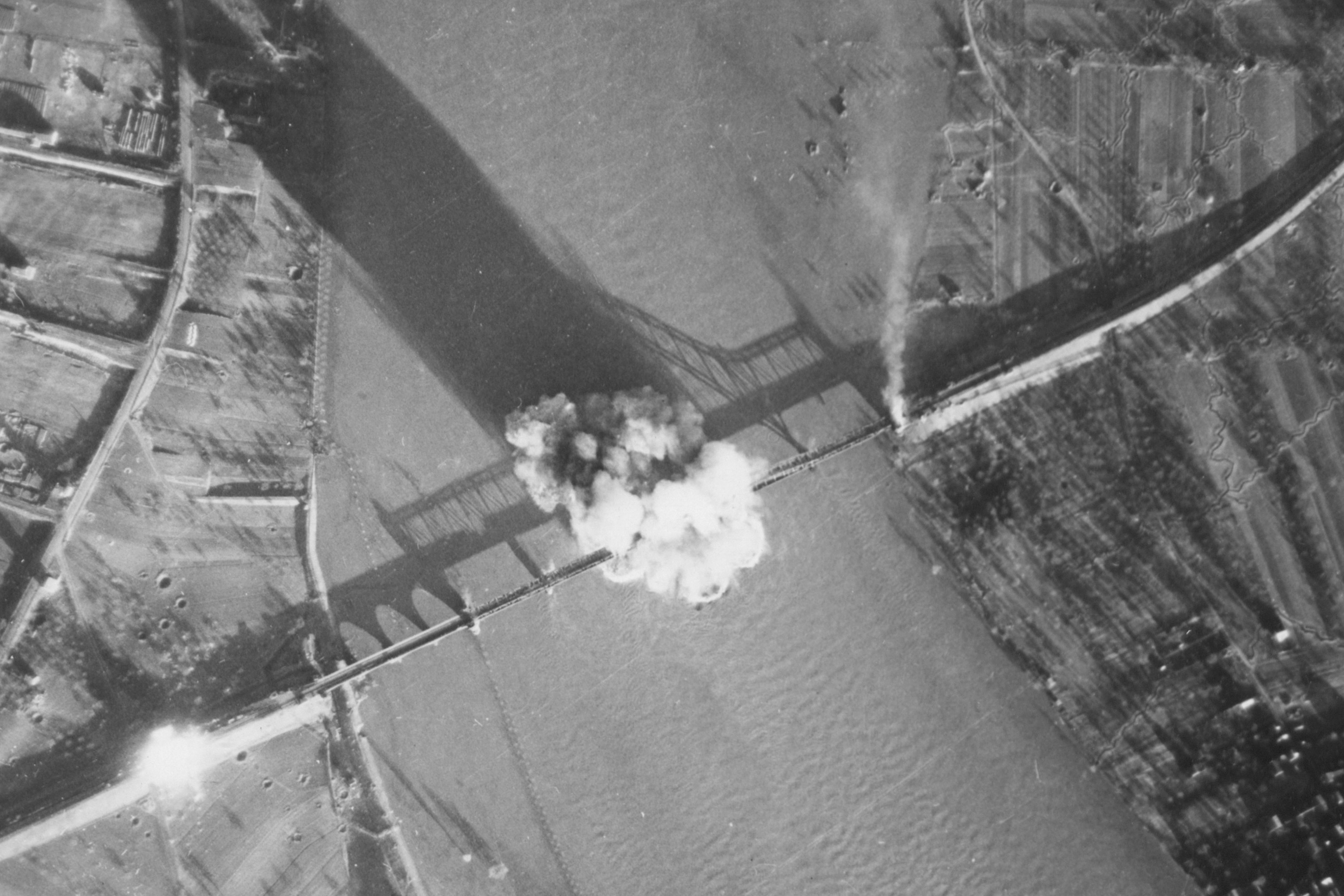 77 Jahre nach dem Zweiten Weltkrieg erneut Trümmer vom Flugzeugabsturz in Urmitz-Neuwied (Engers) bei Niedrigwasser im Rhein gefunden