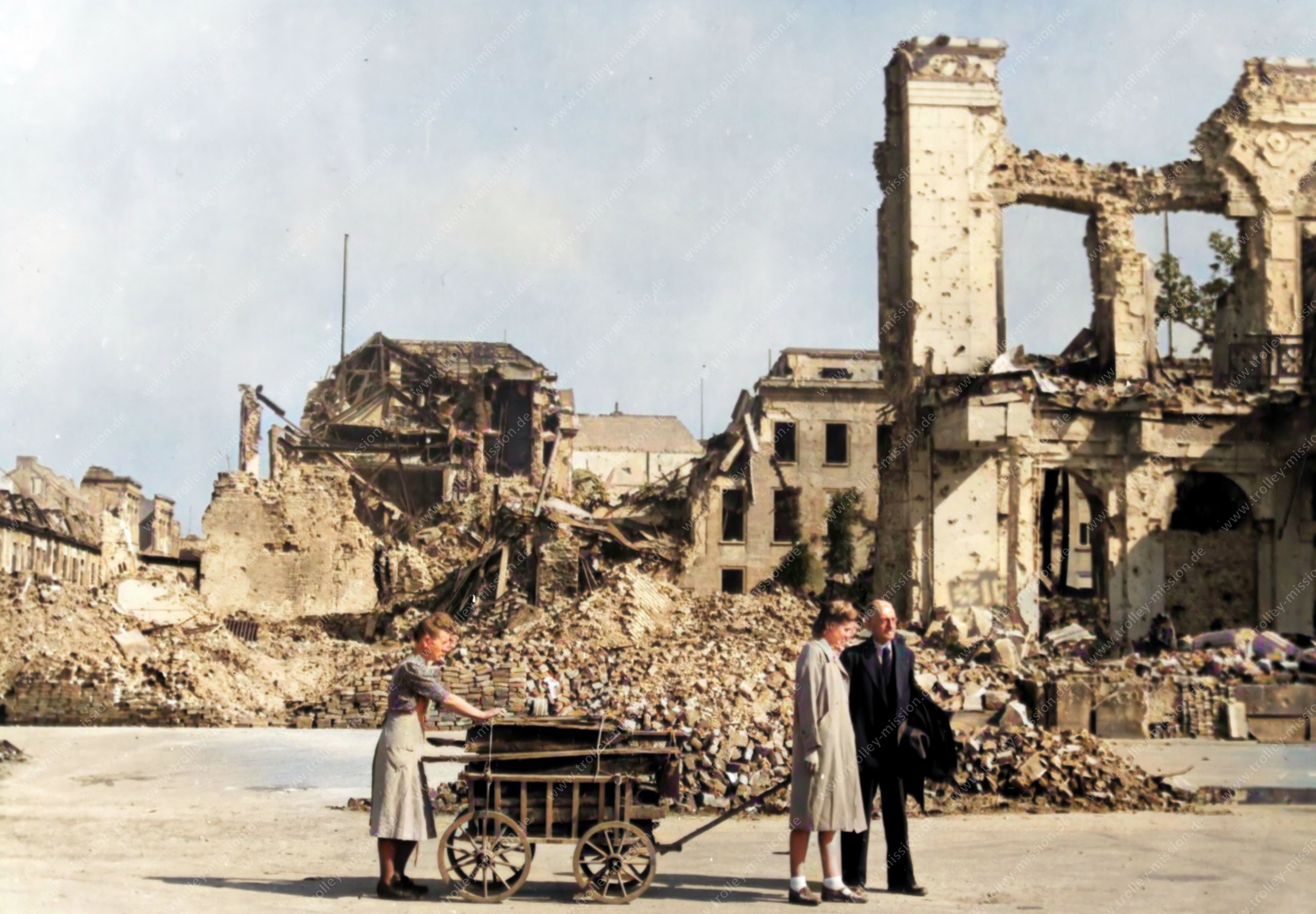 Das historische Kriegsbild zeigt den Wilhelmplatz in Berlin Mitte
