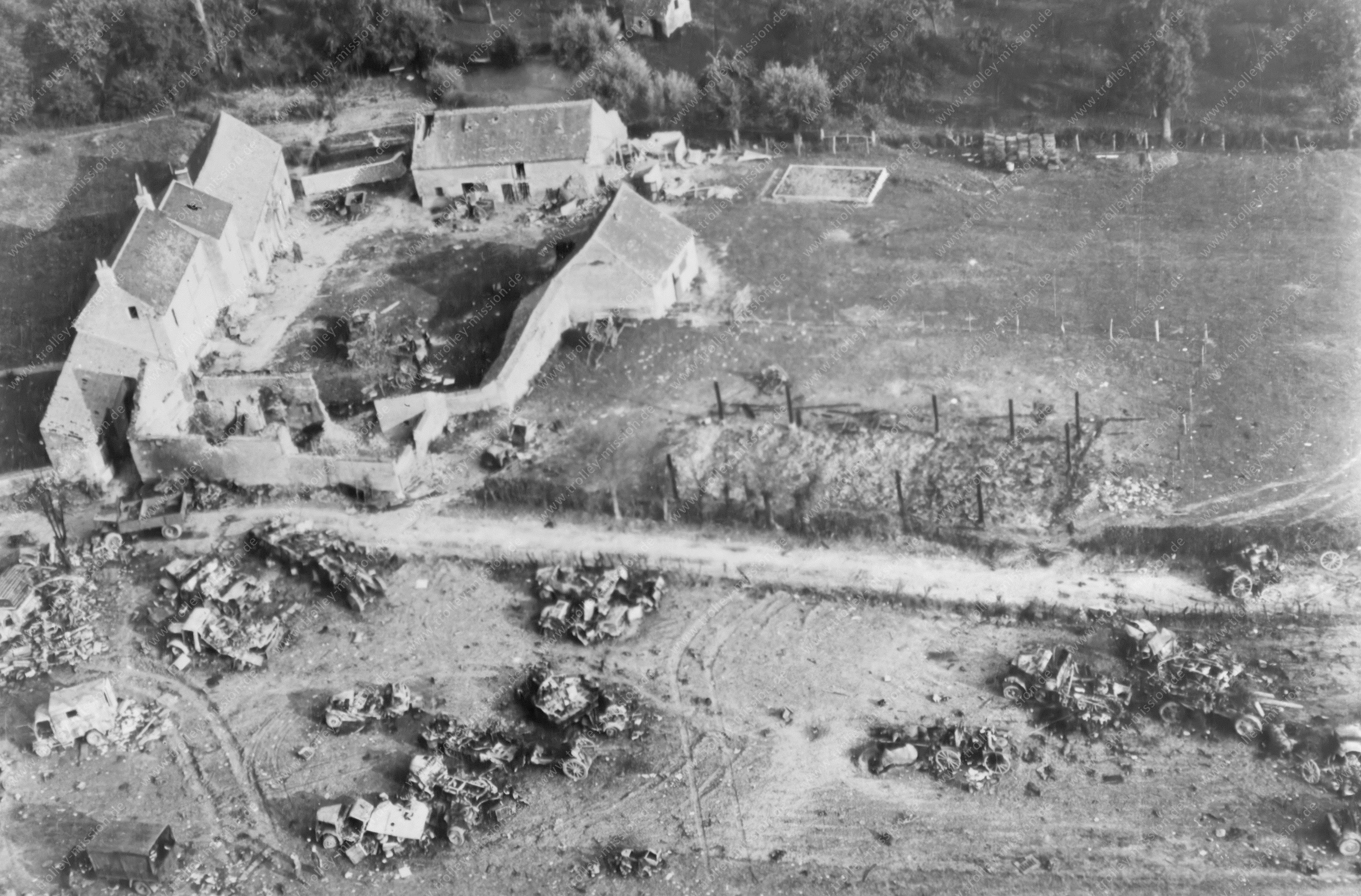 Bauernhof an der Gué de Moissy nach einem Häuserkampf in der Kesselschlacht von Falaise in der Normandie (Frankreich)