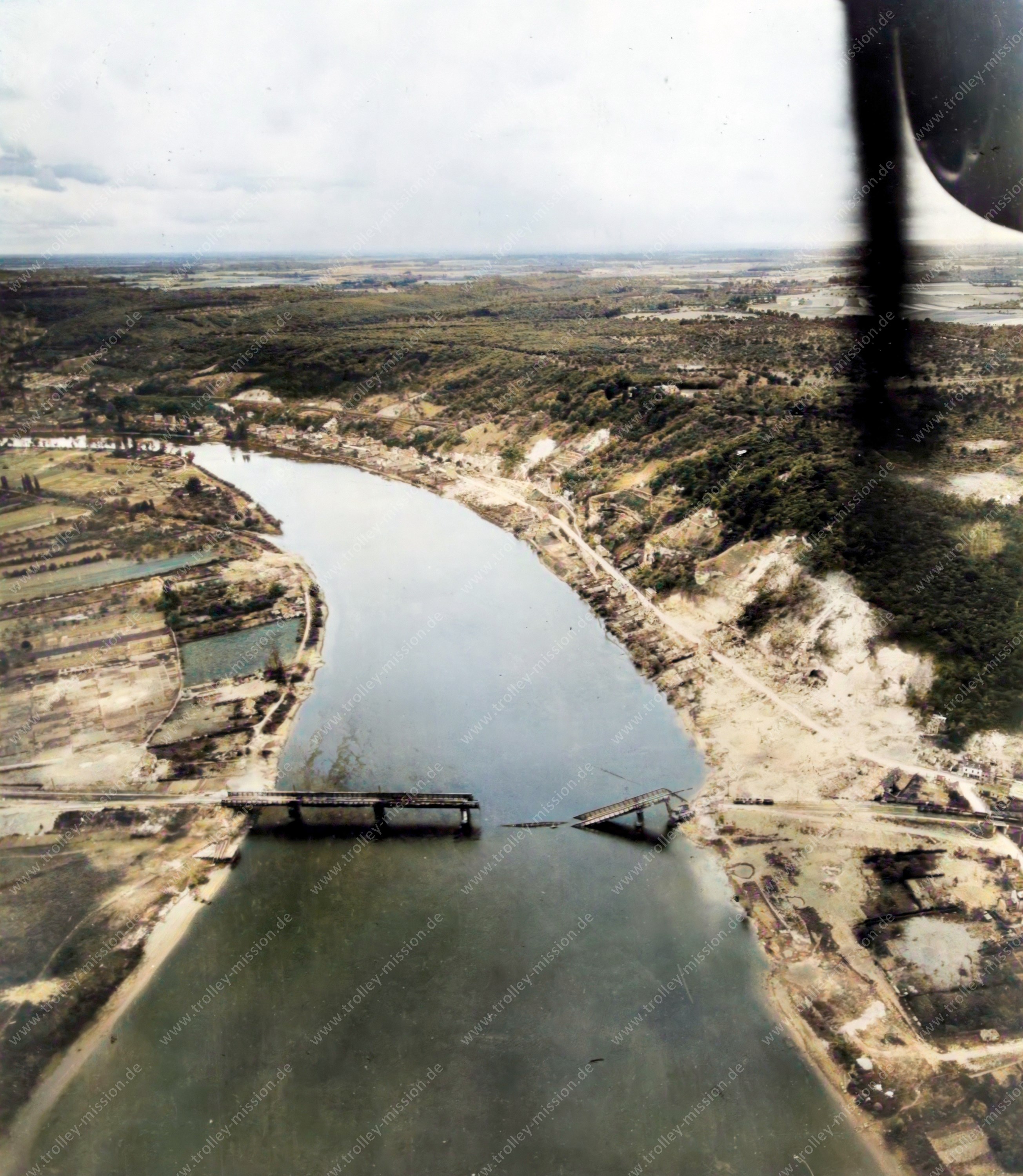 Das Luftbild zeigt die Brücke von Orival über den Fluß Seine nach der Zerstörung im Zweiten Weltkrieg.