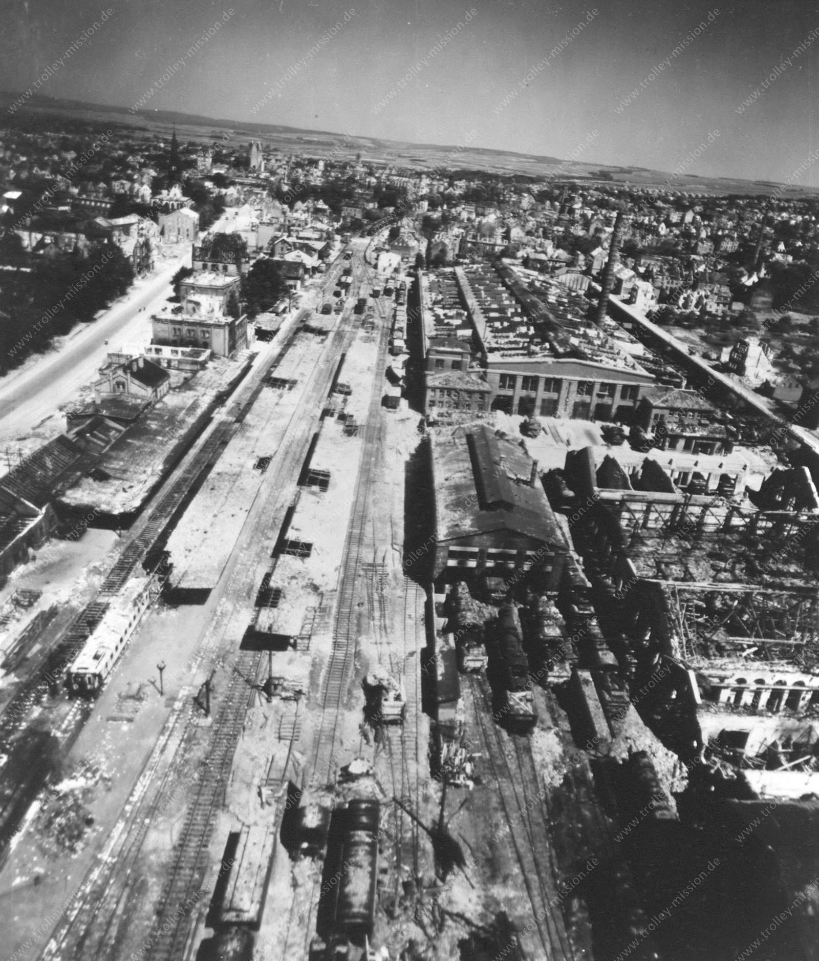 Paderborn Hauptbahnhof 1945 - Luftaufnahme der Benteler-Werke und Bahnsteige des zerstörten Bahnhofes