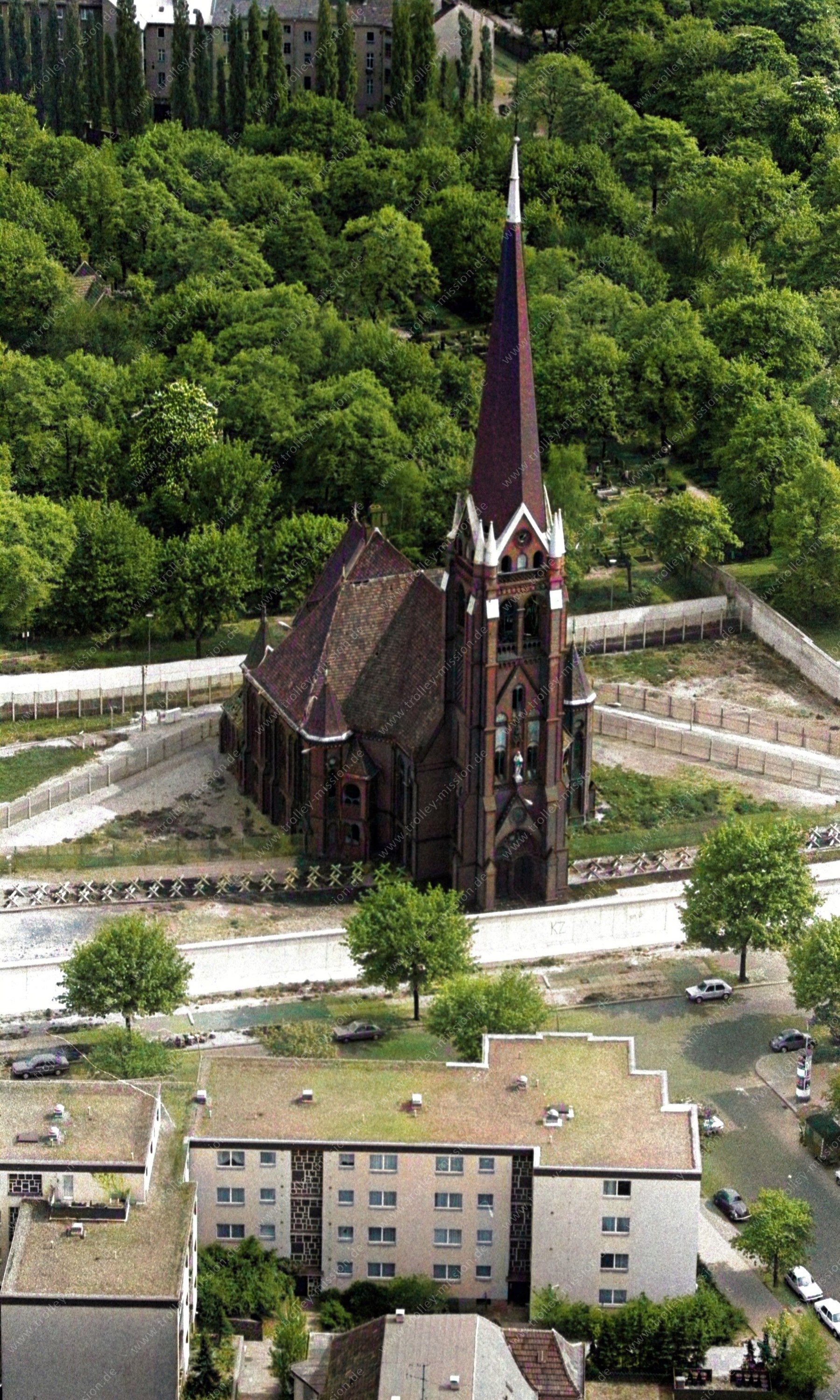Die Luftaufnahme zeigt die Versöhnungskirche in der Bernauer Straße im Bezirk Berlin-Mitte am 12. Mai 1982.