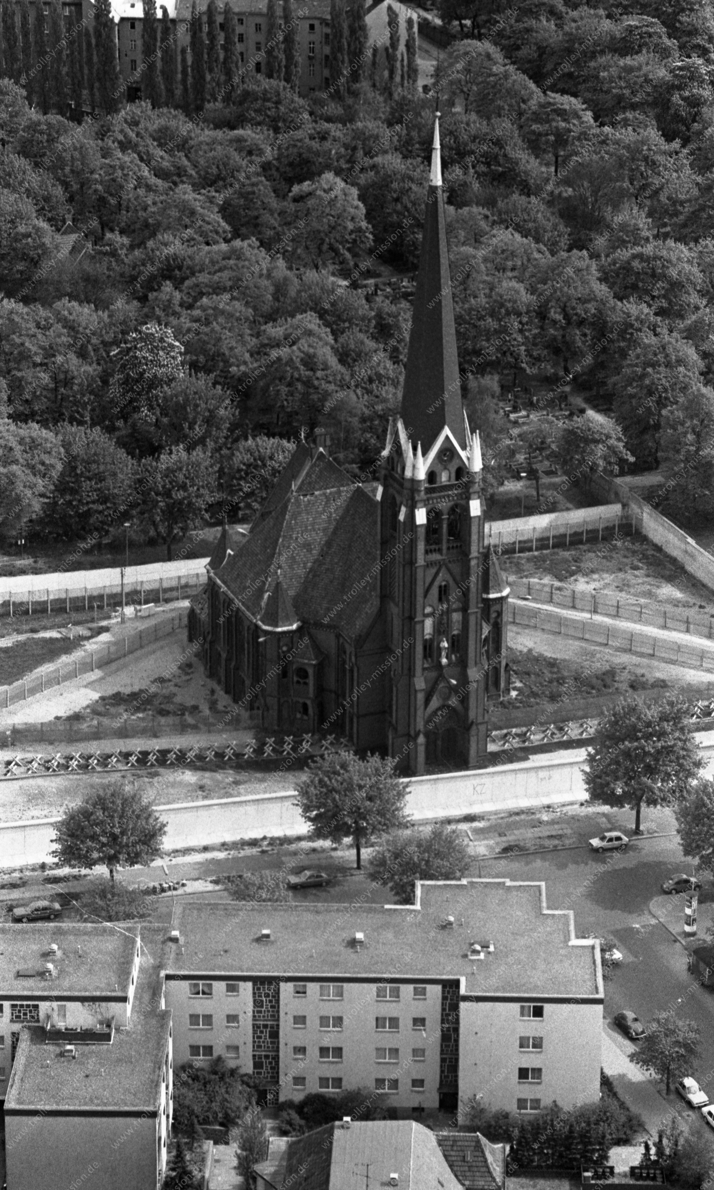 Berlin Luftbild Versöhnungskirche in der Bernauer Straße vom 12. Mai 1982