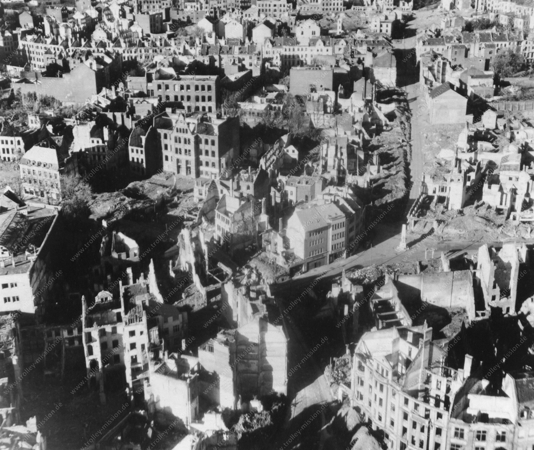 Aachen im Tiefflug - Luftaufnahme der Volkshochschule in der Sandkaulbach sowie der Sandkaulstraße und Alexanderstraße mit Hotmannspief im Mai 1945